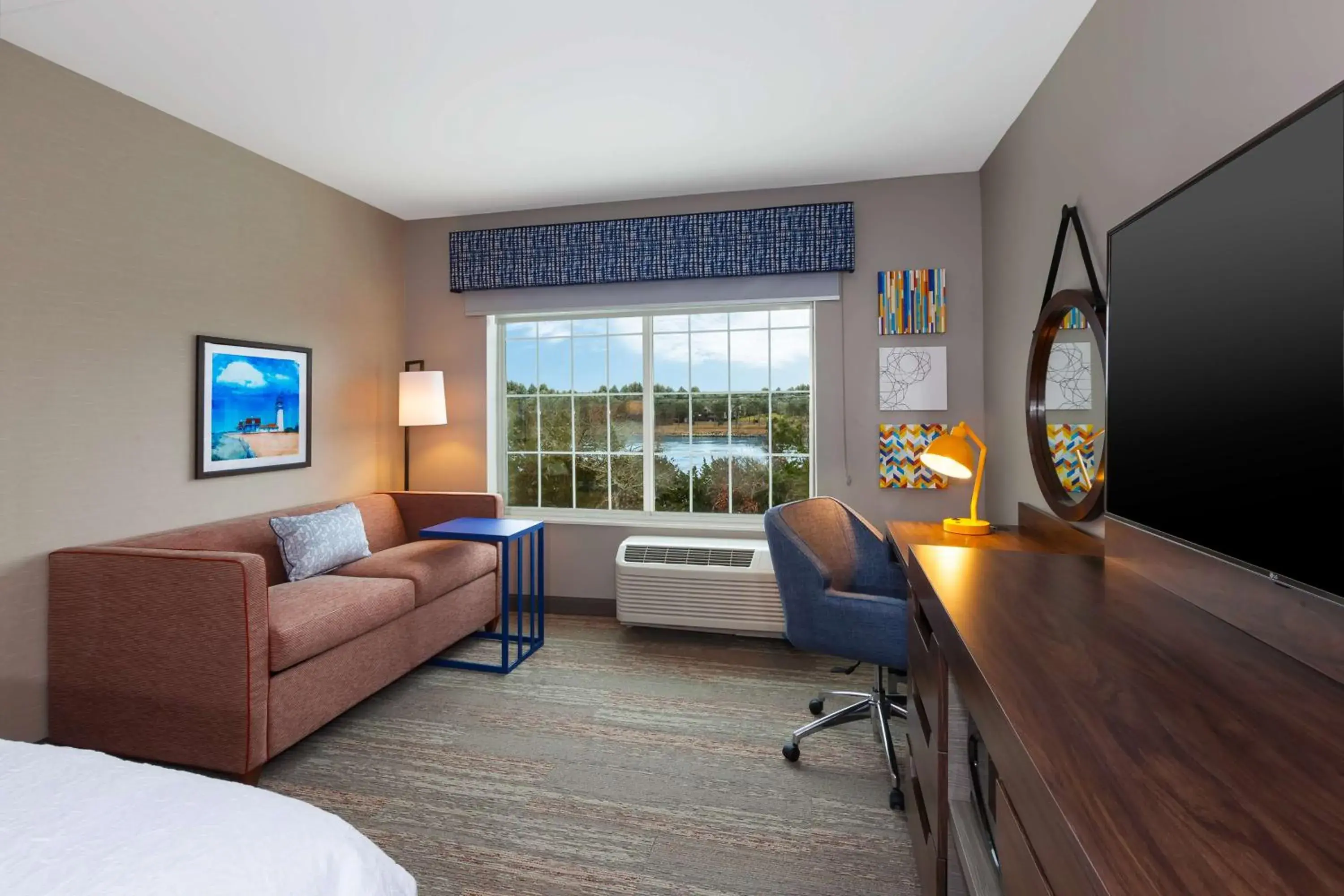 Living room, Bed in Hampton Inn Cape Cod Canal Living room, Bed in Hampton Inn Cape Cod Canal