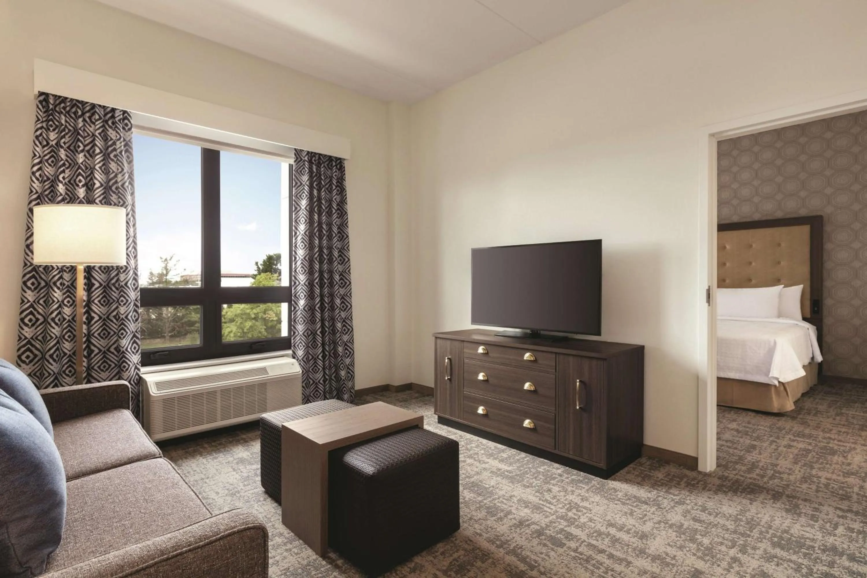 Living room, Bed in Homewood Suites By Hilton Horsham Willow Grove