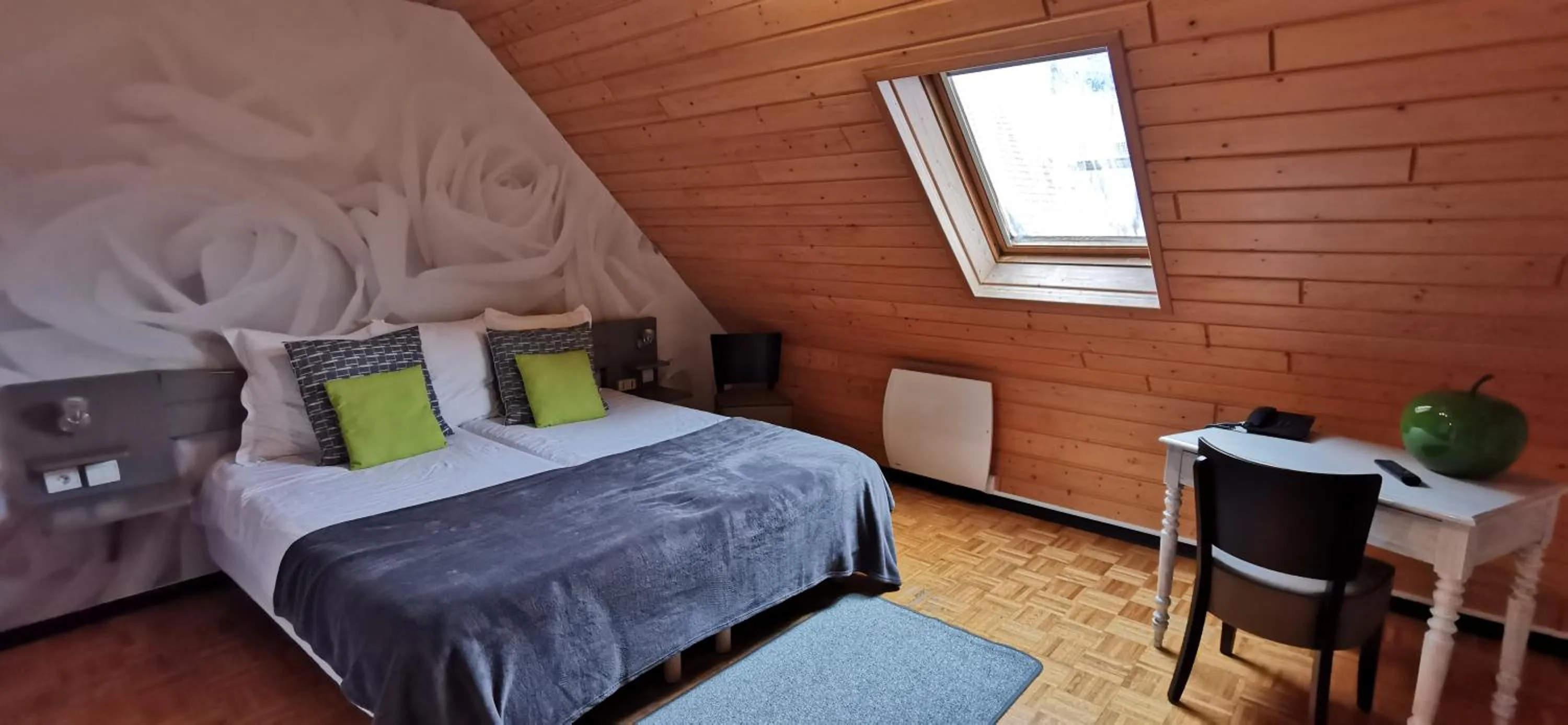 Photo of the whole room, Bed in A l'Arbre Vert