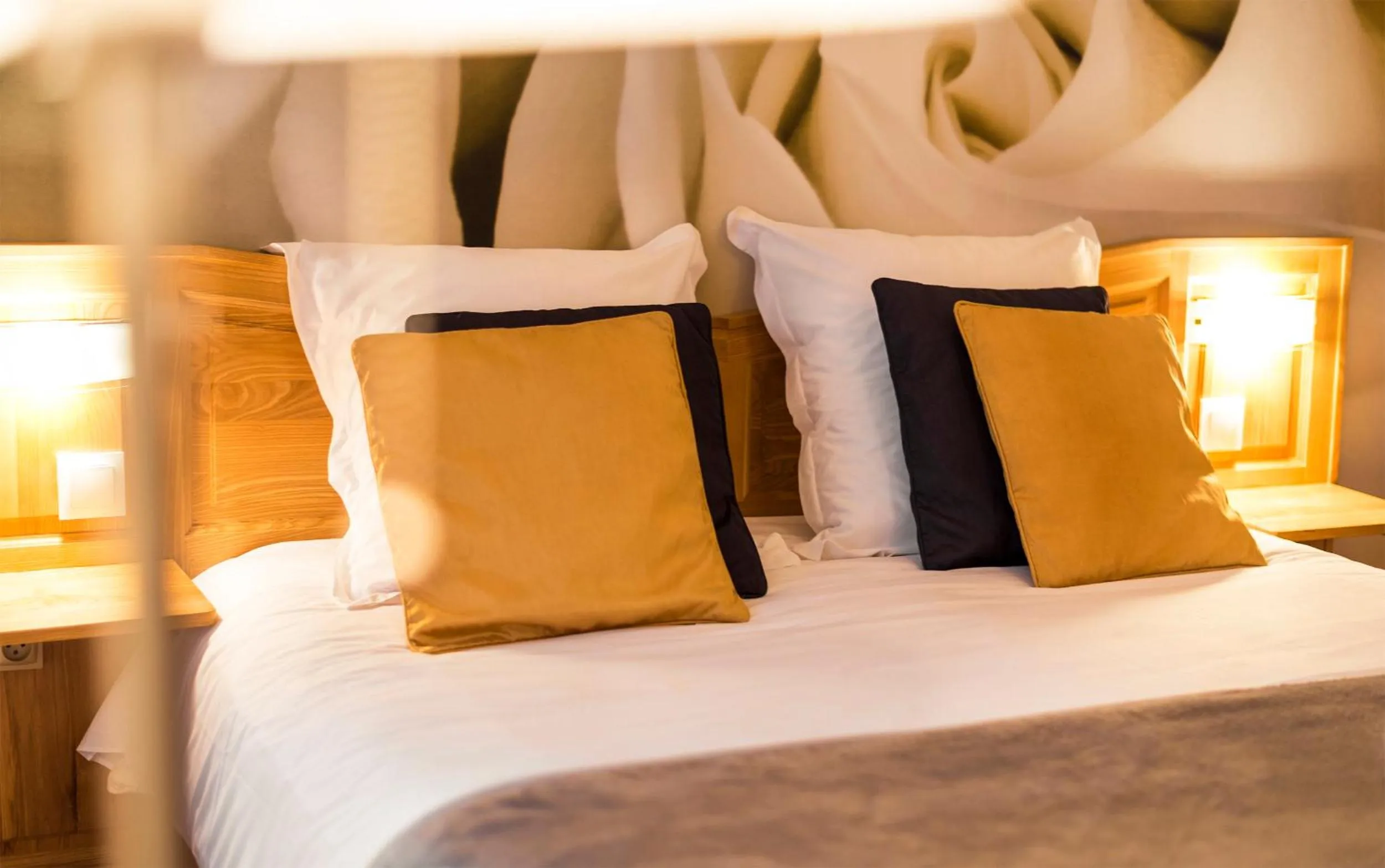 Decorative detail, Bed in A l'Arbre Vert