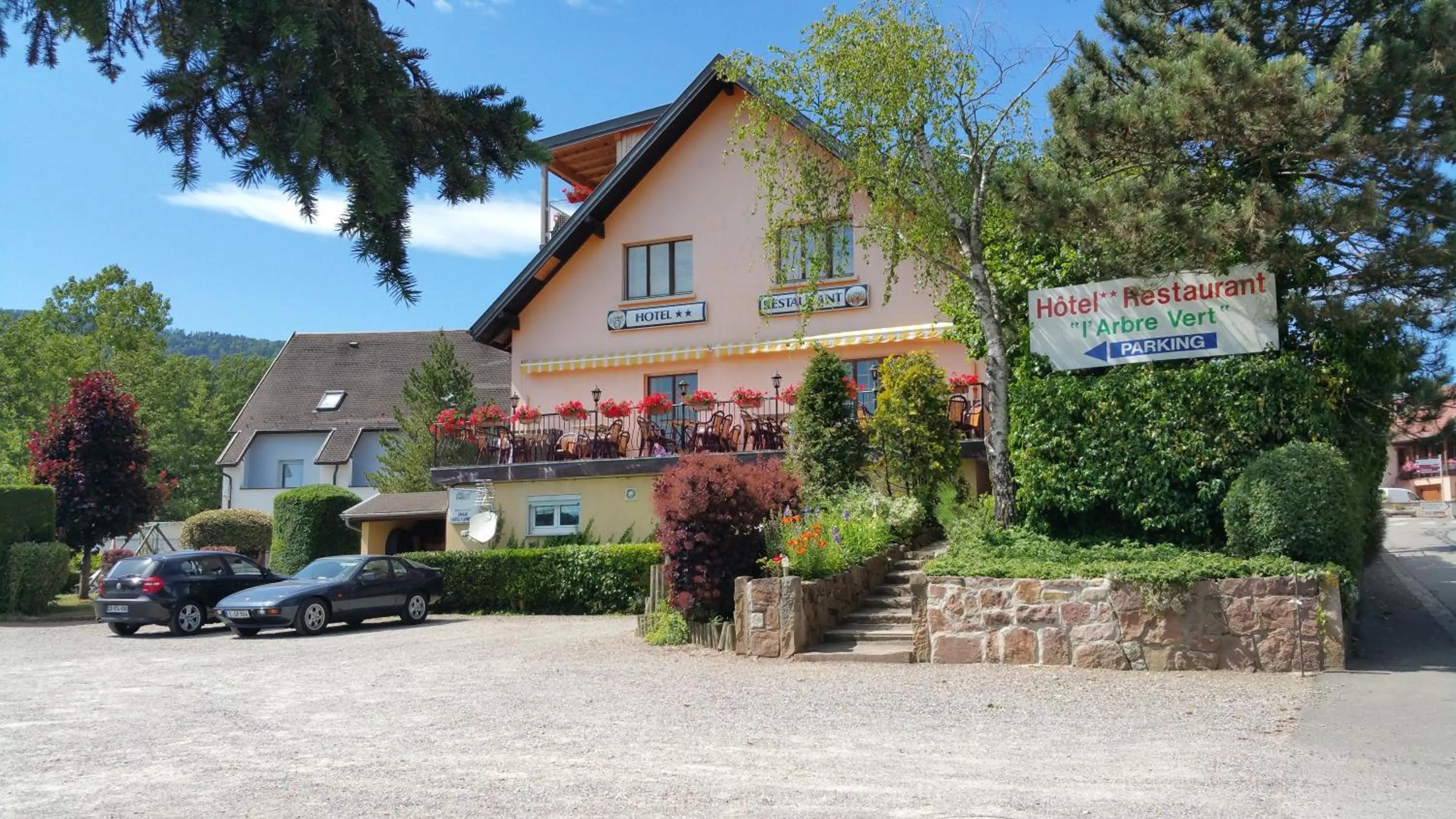 Facade/entrance in A l'Arbre Vert