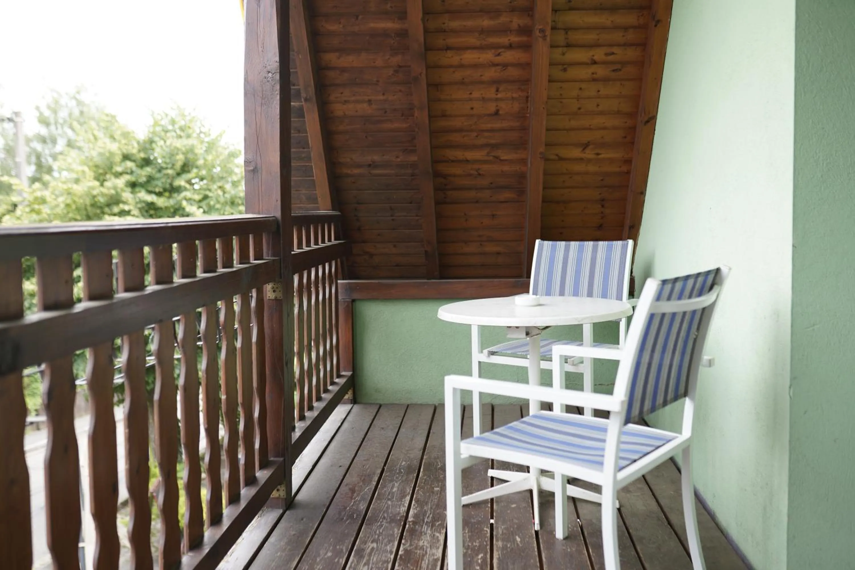 Photo of the whole room in A l'Arbre Vert