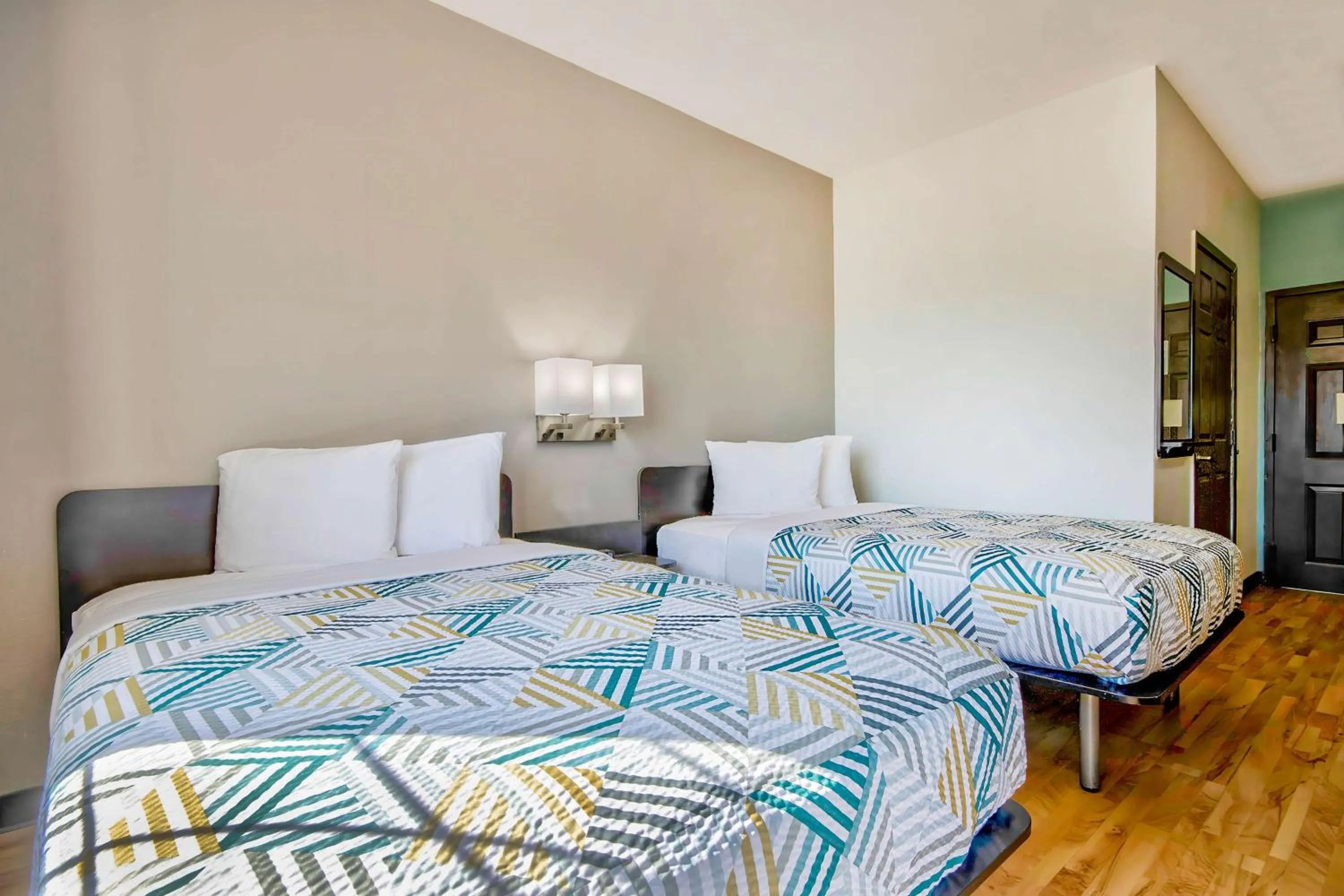 Bedroom, Bed in Studio 6-Port Arthur, TX - SE