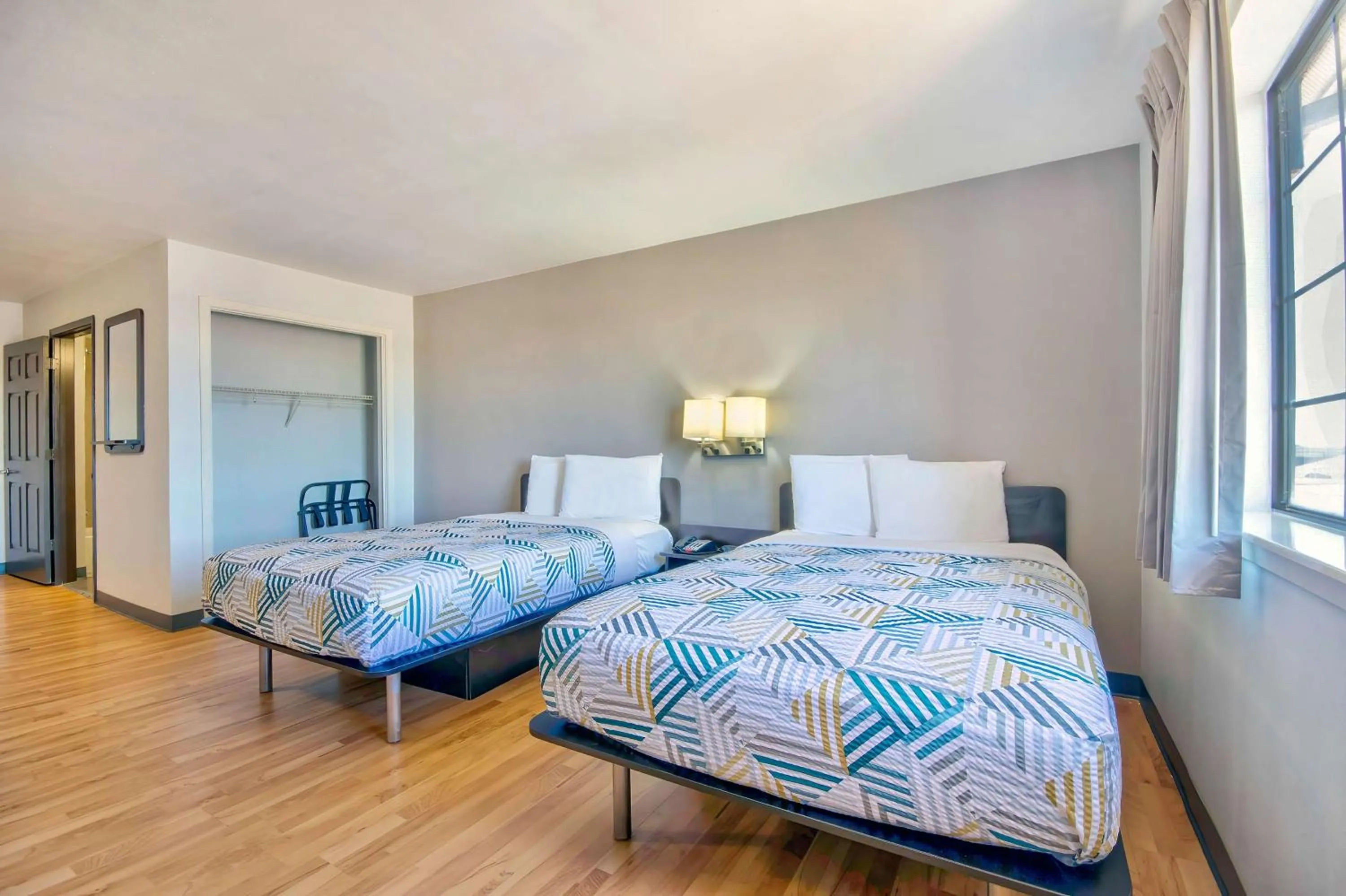 Bedroom, Bed in Studio 6-Port Arthur, TX - SE