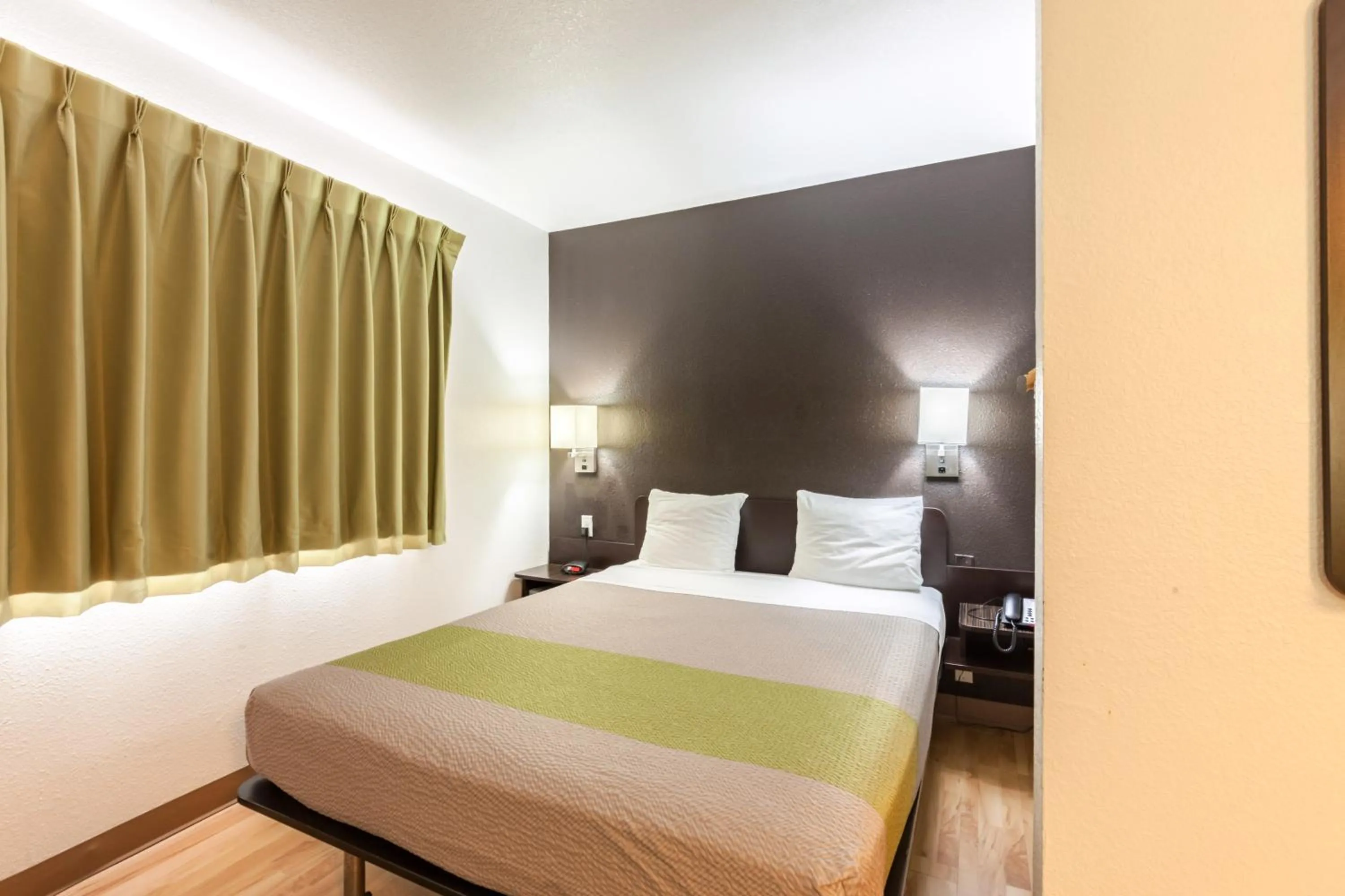 Bedroom, Bed in Studio 6-Port Arthur, TX - SE