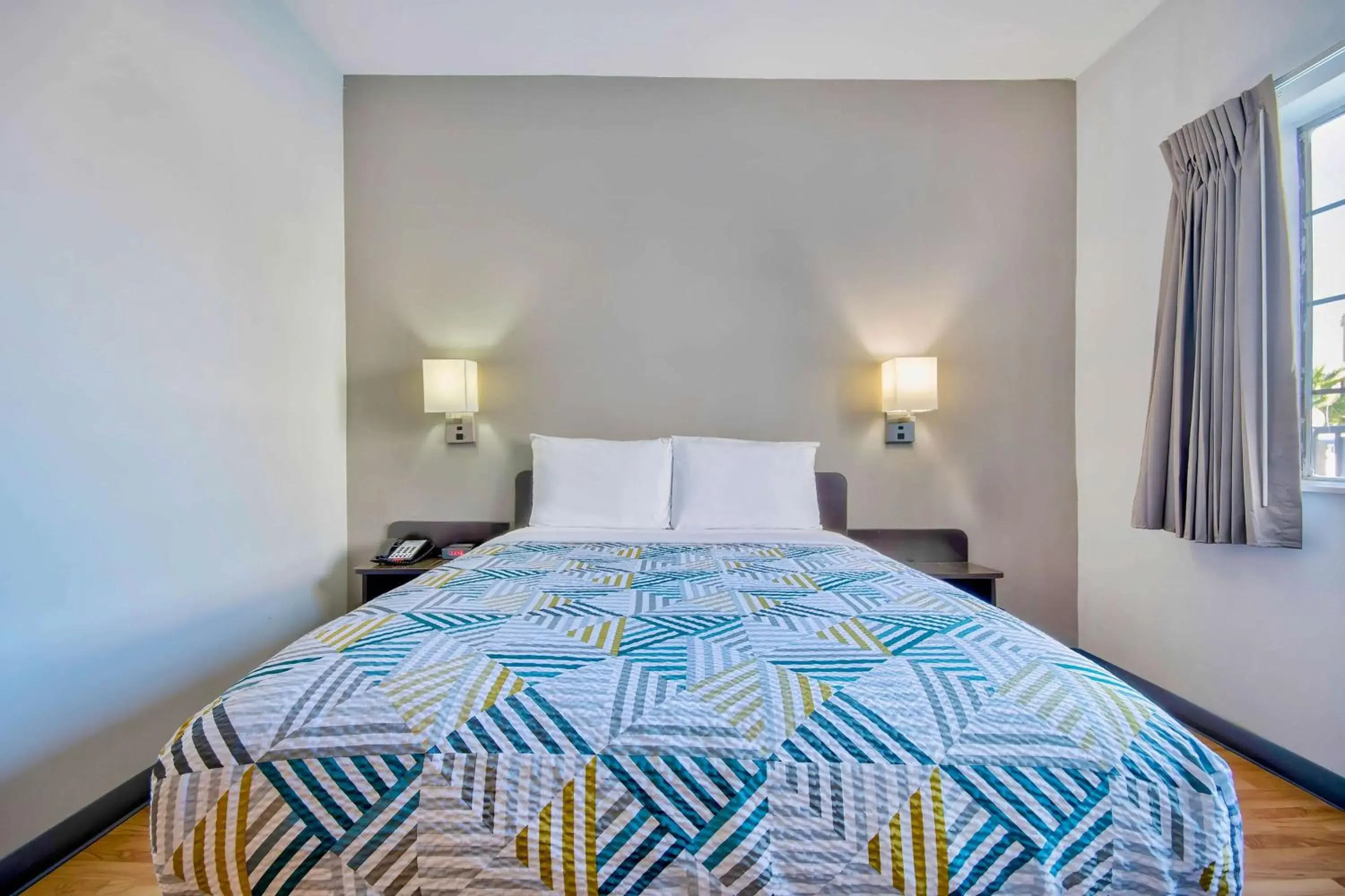 Bedroom, Bed in Studio 6-Port Arthur, TX - SE Bedroom, Bed in Studio 6-Port Arthur, TX - SE