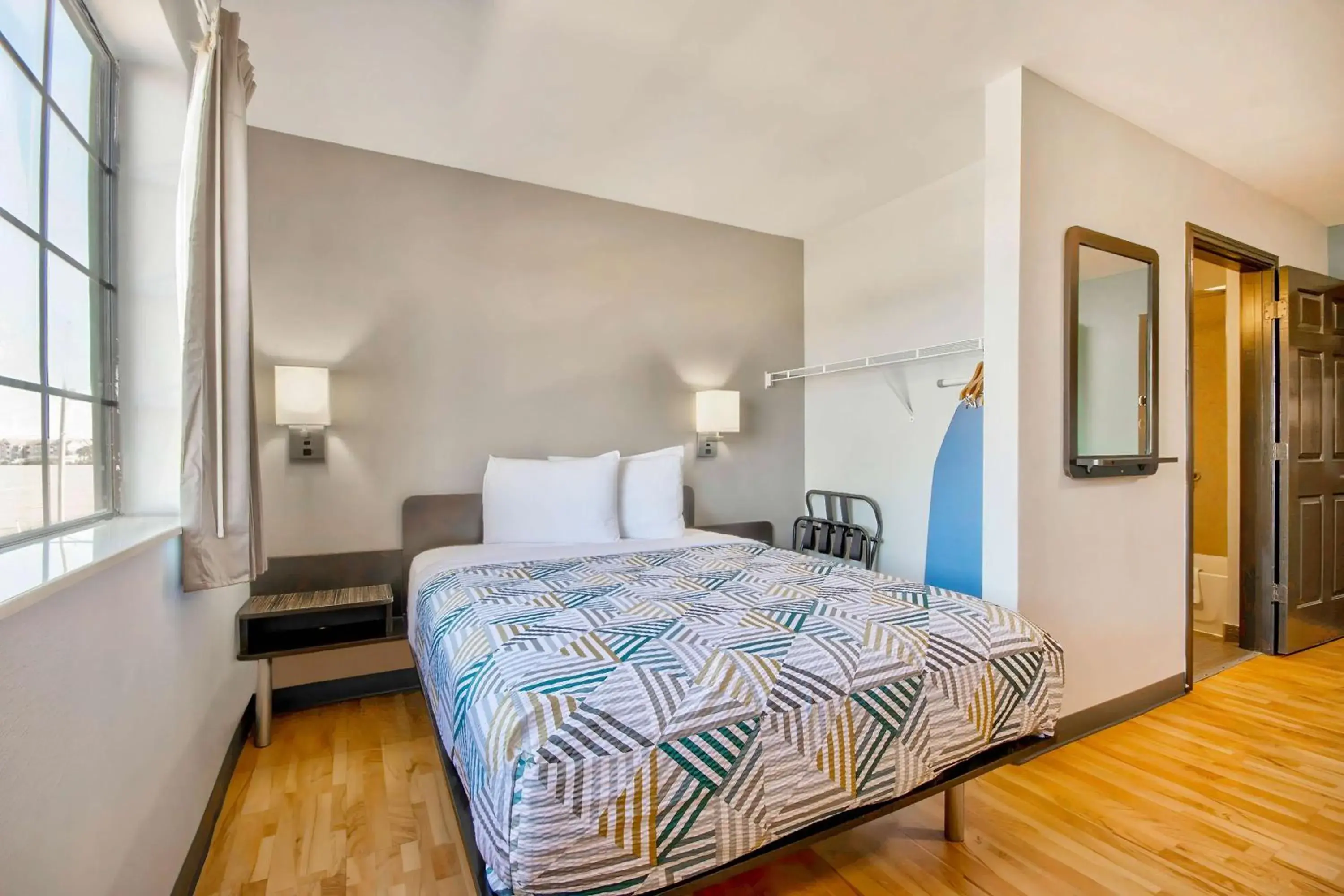 Bedroom, Bed in Studio 6-Port Arthur, TX - SE Bedroom, Bed in Studio 6-Port Arthur, TX - SE