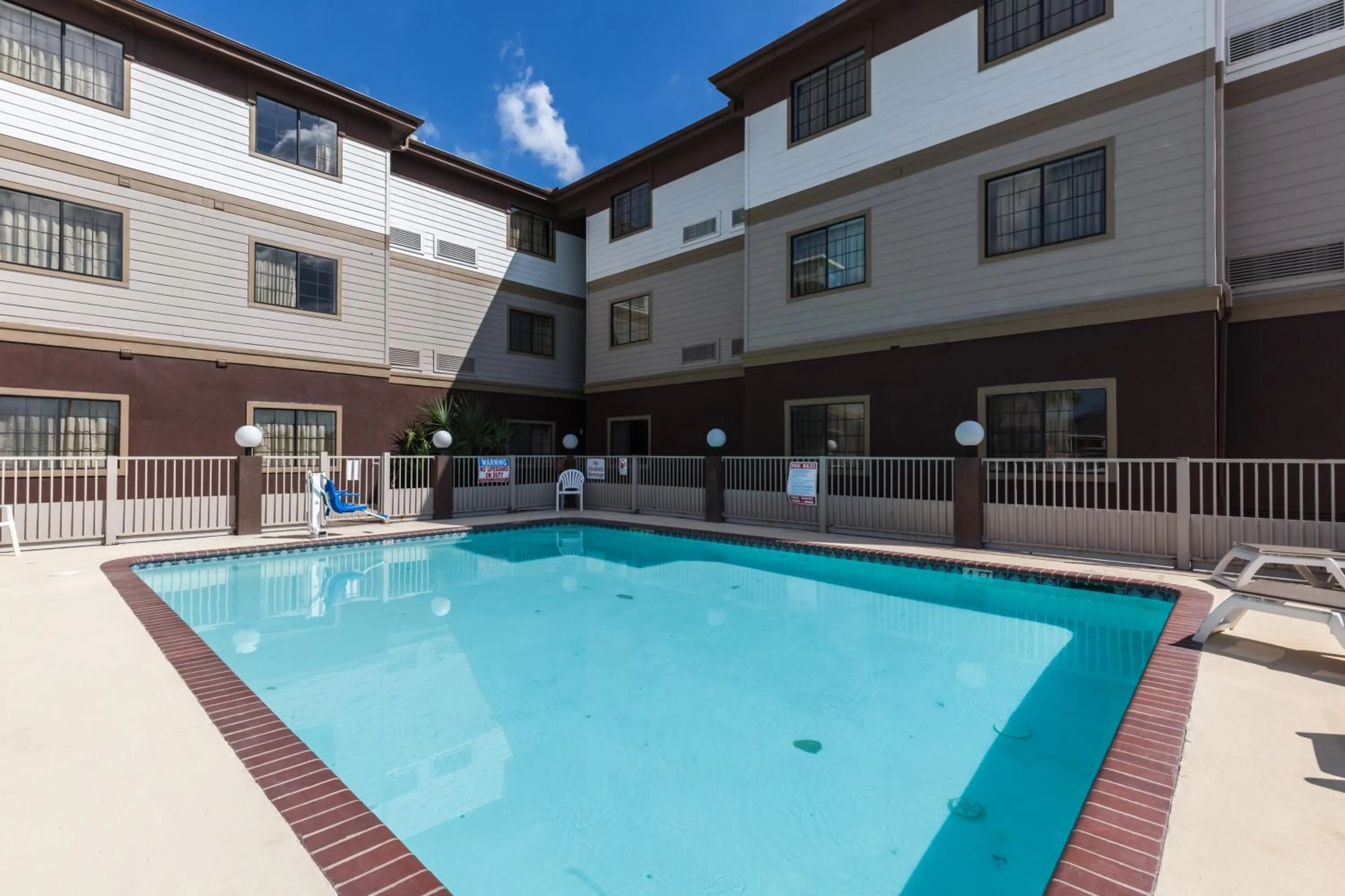 Swimming pool in Studio 6-Port Arthur, TX - SE