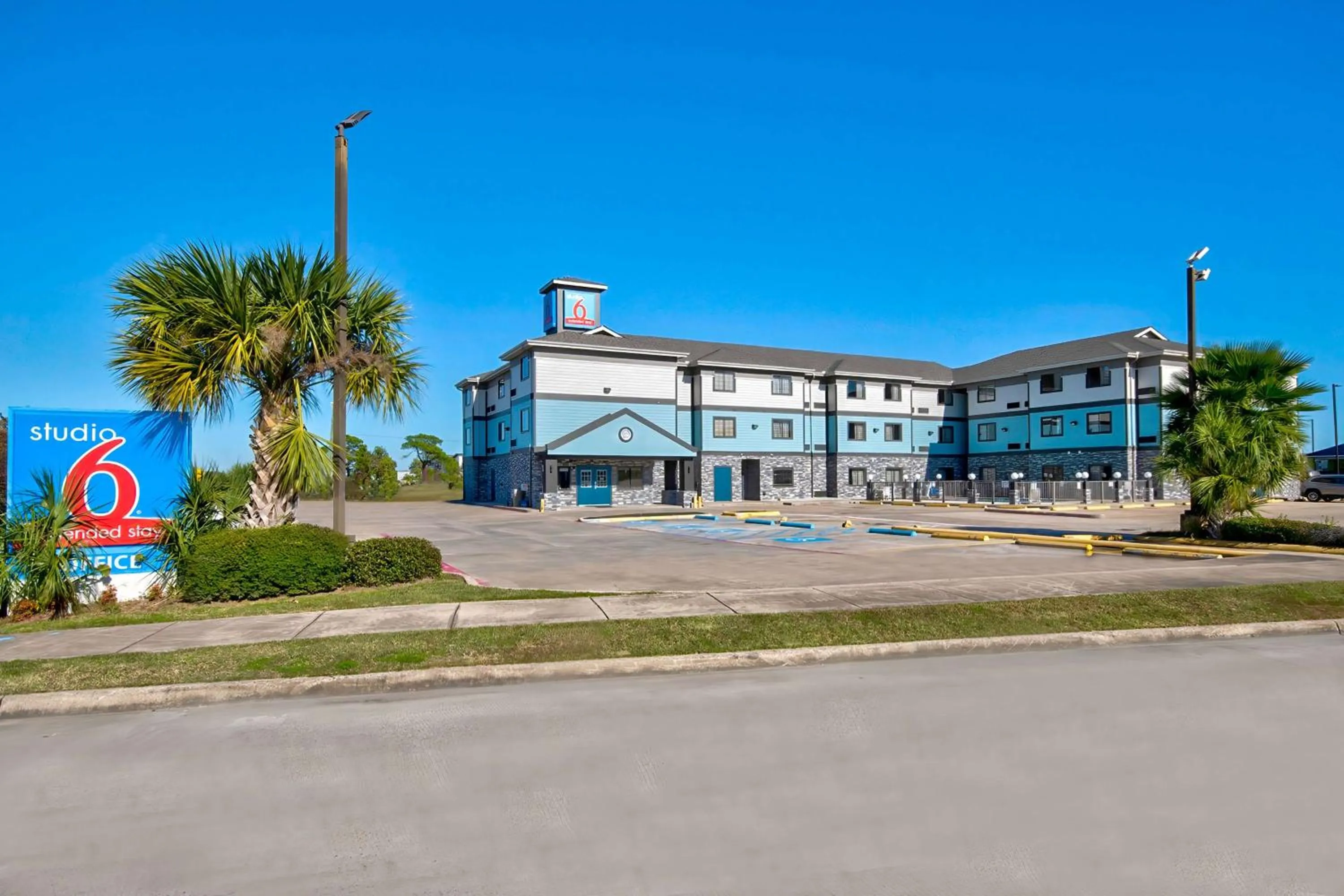 Property building in Studio 6-Port Arthur, TX - SE