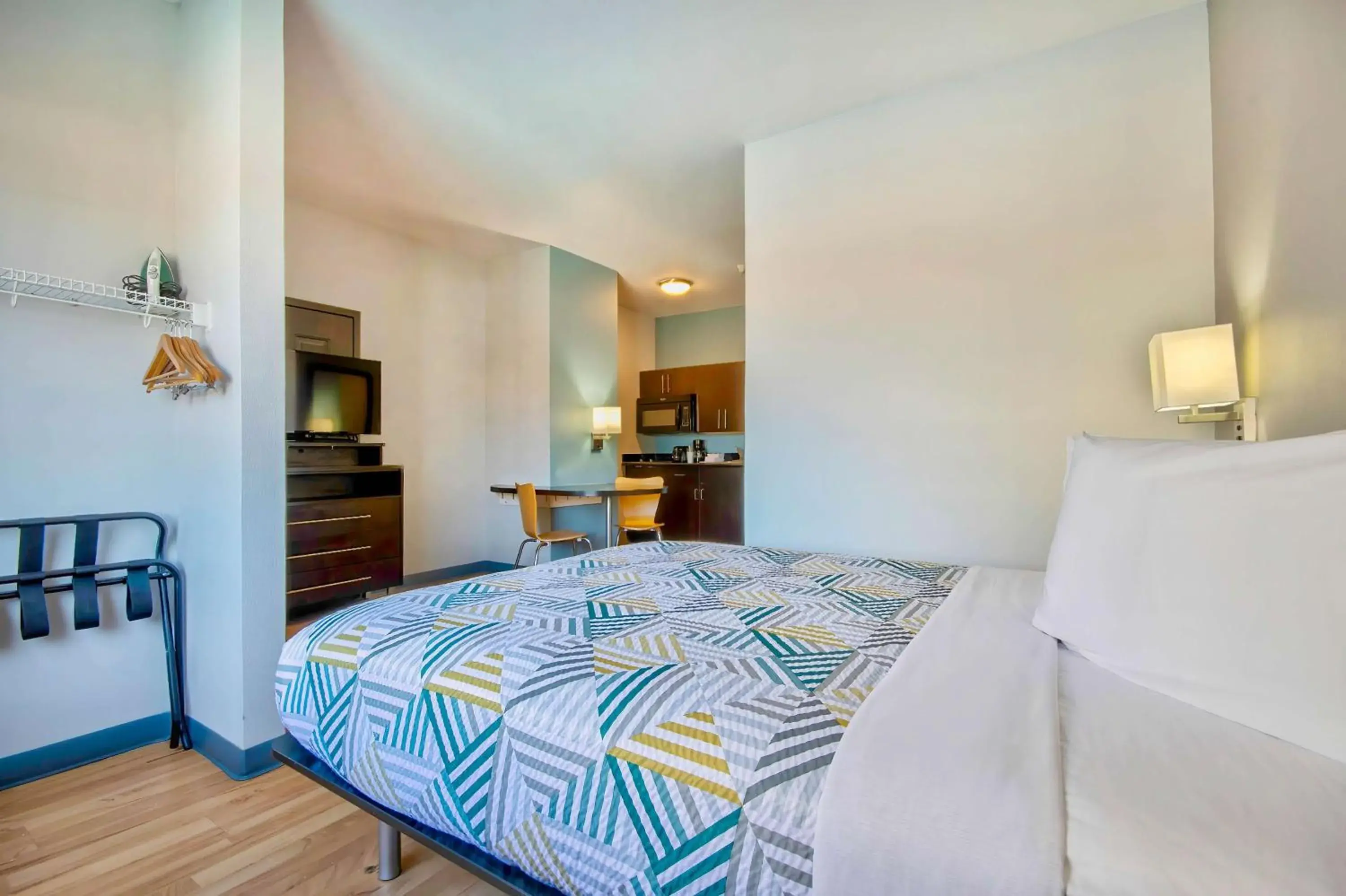 Queen Room - Smoking in Studio 6-Port Arthur, TX - SE Queen Room - Smoking in Studio 6-Port Arthur, TX - SE