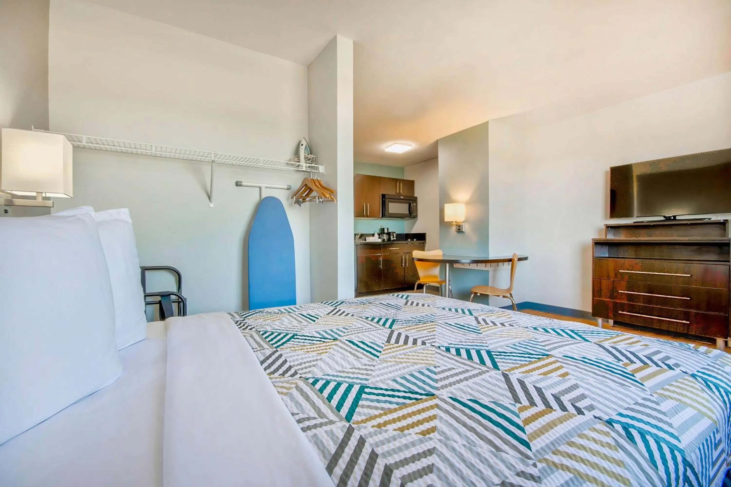 Bedroom, Bed in Studio 6-Port Arthur, TX - SE