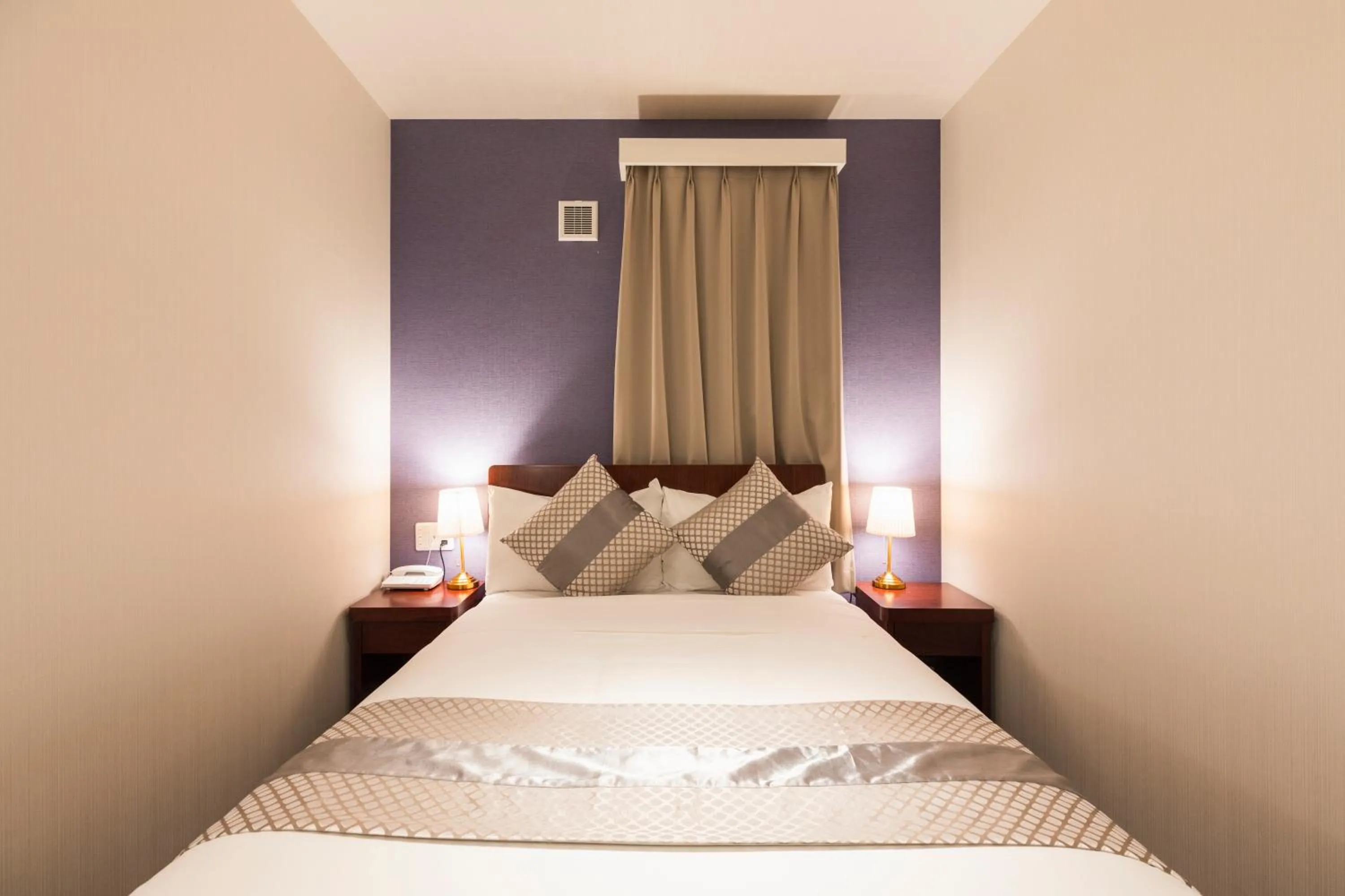 Swimming pool, Bed in Hotel Tokyo Trip Ueno Nishi Nippori