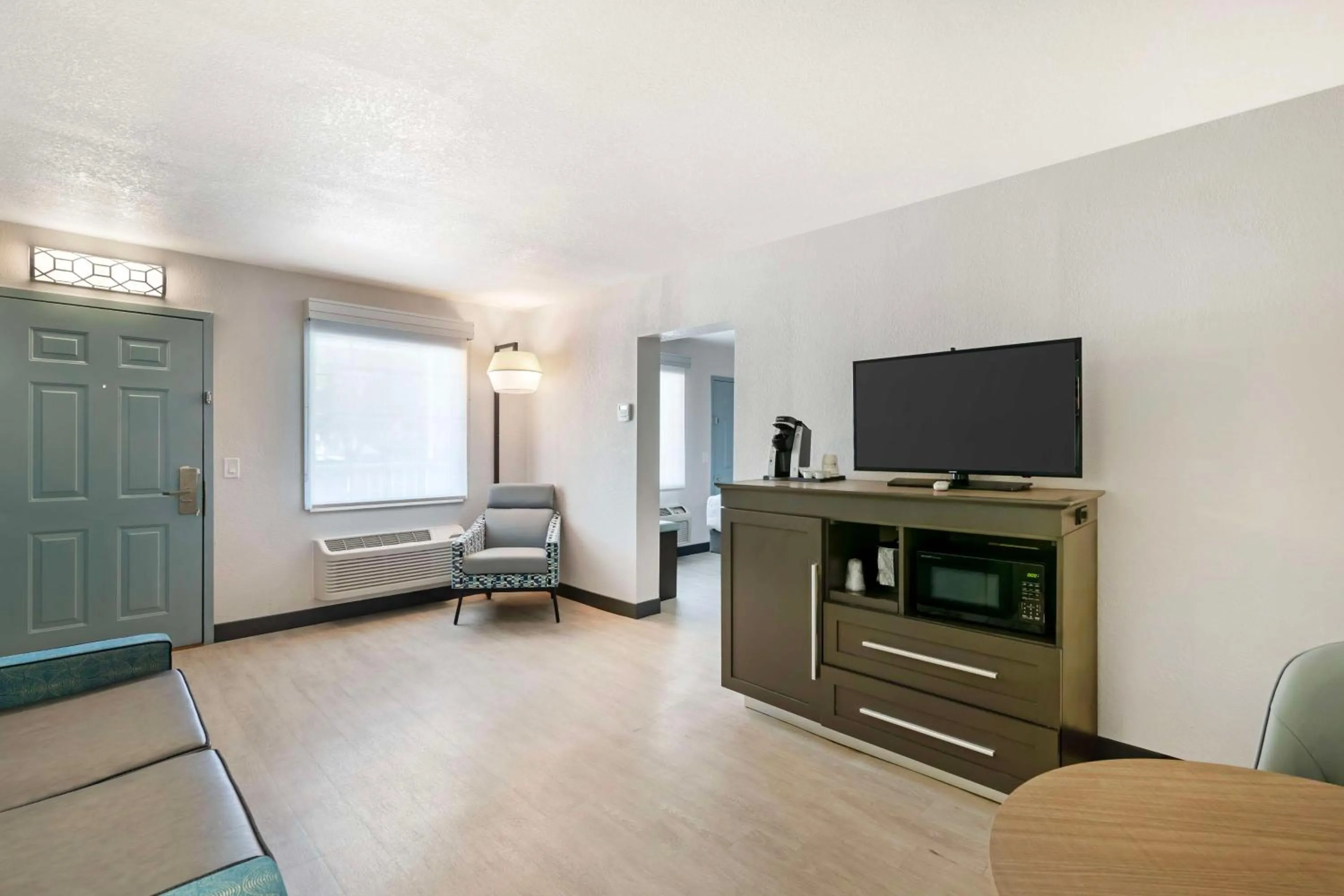 Photo of the whole room, Bed in Best Western Plus St. Simons