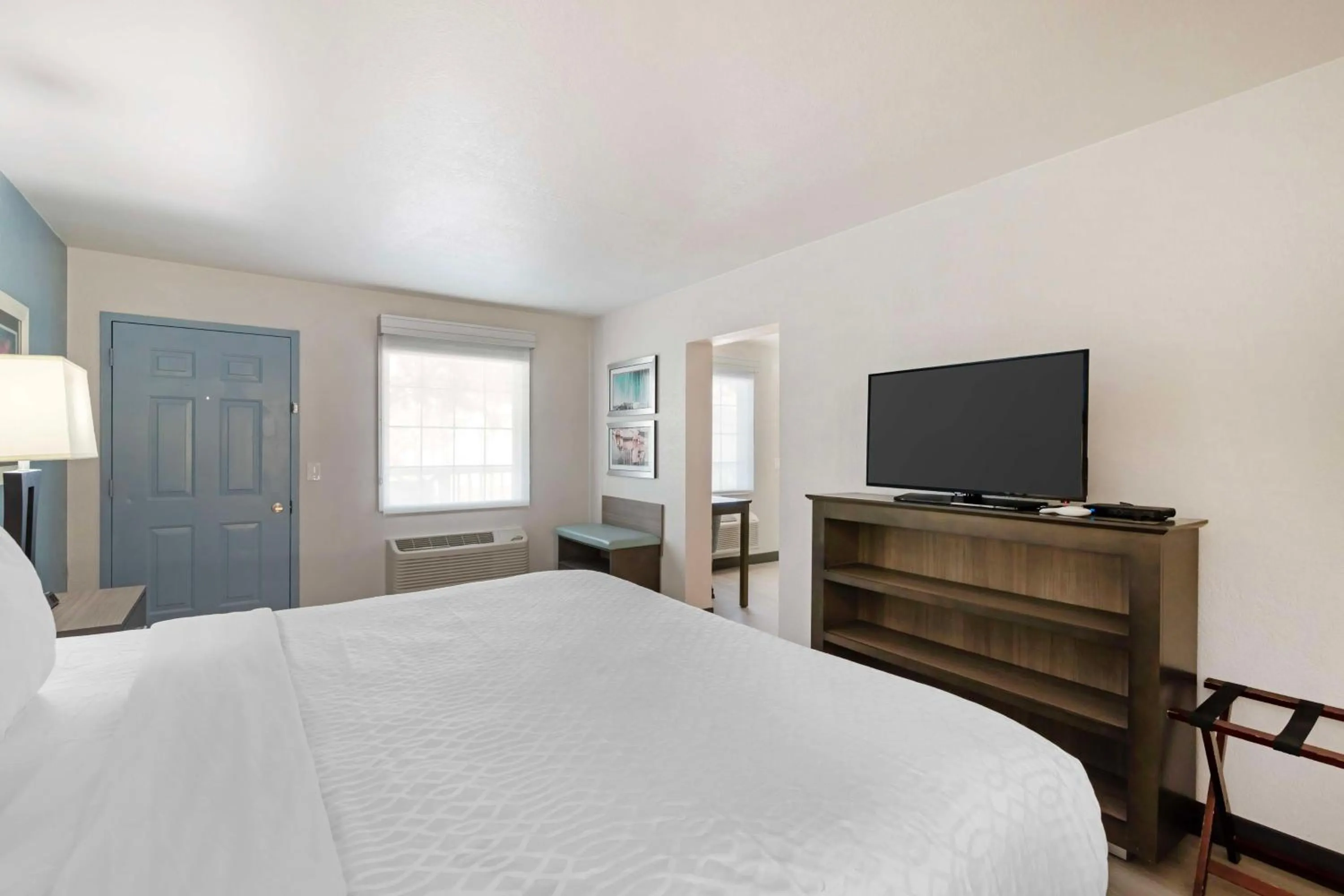 Photo of the whole room, Bed in Best Western Plus St. Simons