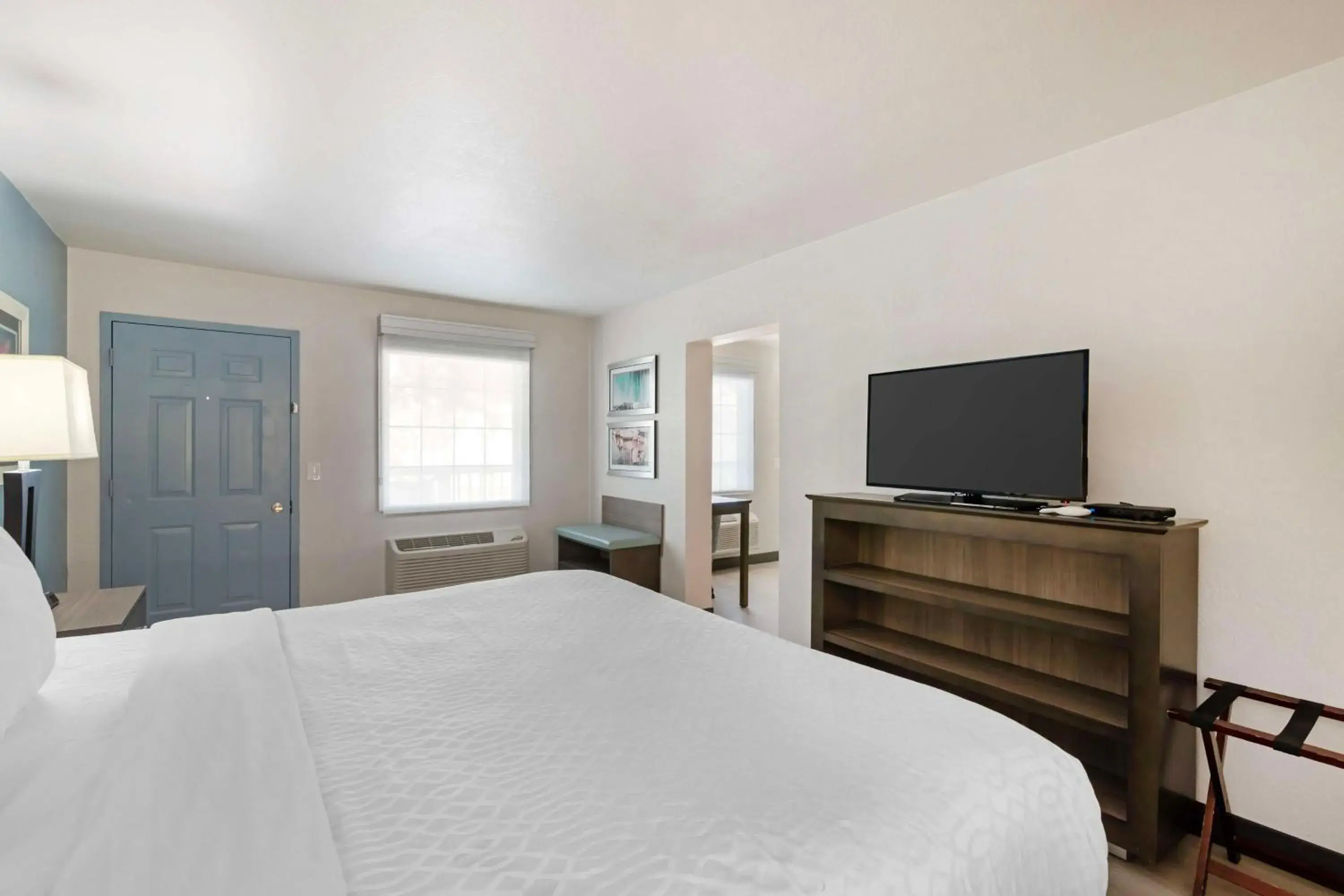 Photo of the whole room, Bed in Best Western Plus St. Simons Photo of the whole room, Bed in Best Western Plus St. Simons