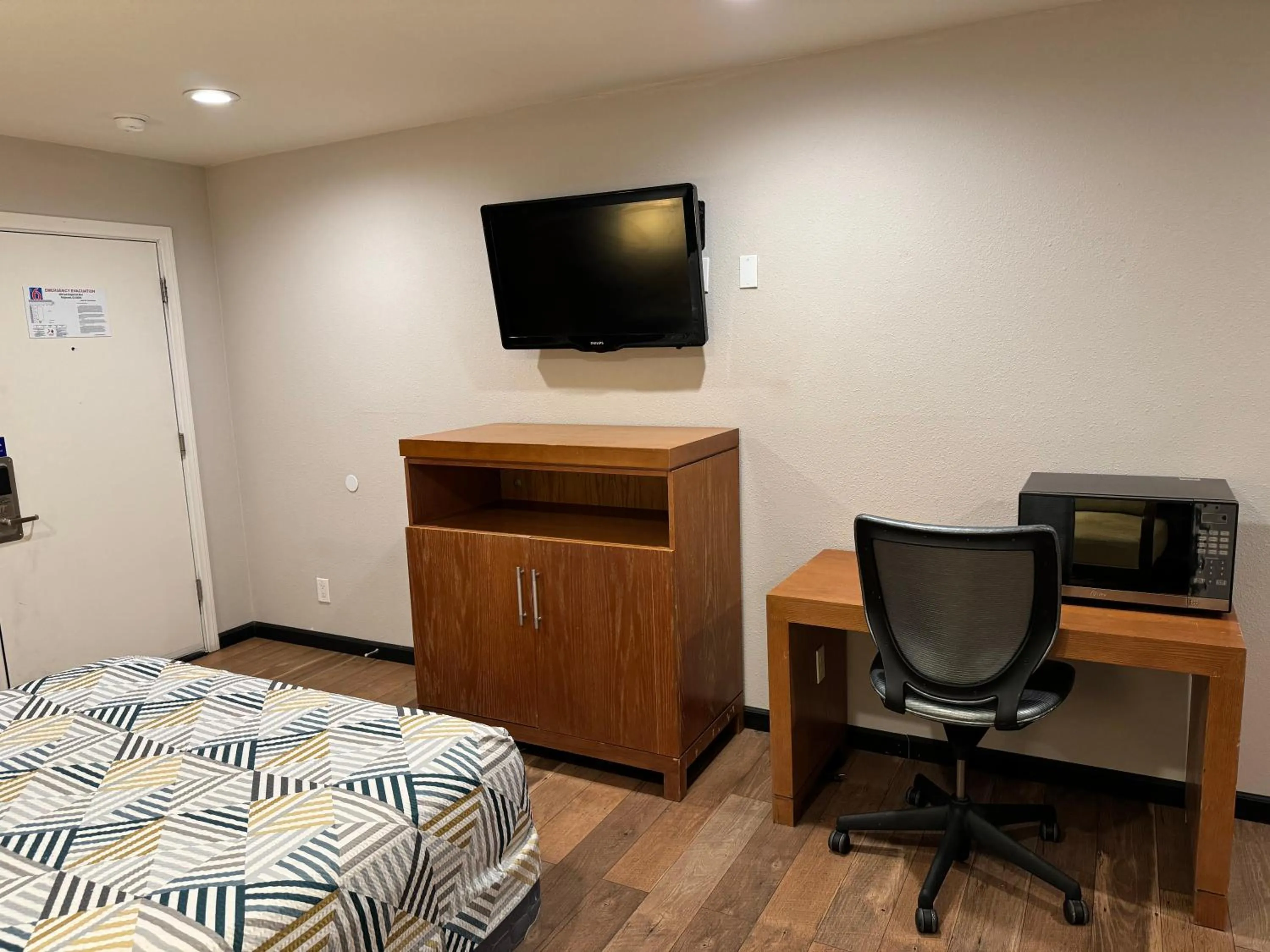 Bed in Motel 6 Ridgecrest, CA China Lake