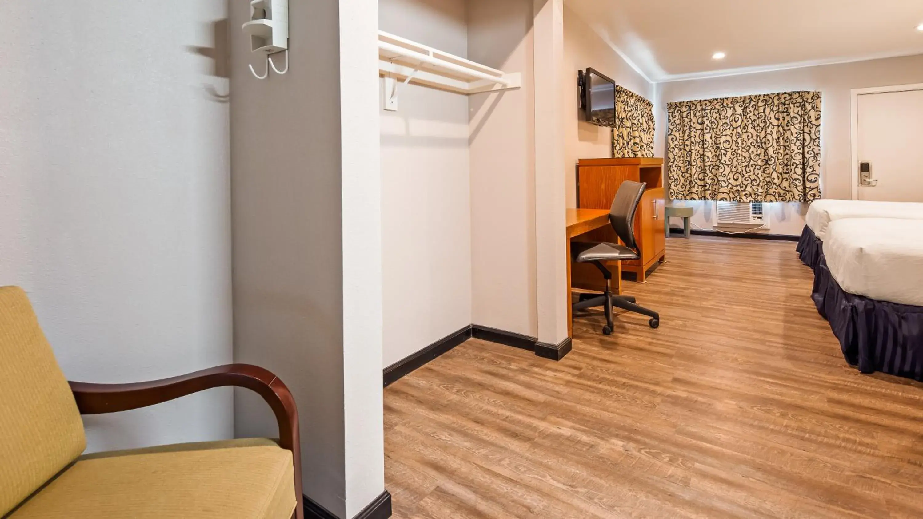 Queen Room with Two Queen Beds - Non-Smoking in Motel 6 Ridgecrest, CA China Lake Queen Room with Two Queen Beds - Non-Smoking in Motel 6 Ridgecrest, CA China Lake