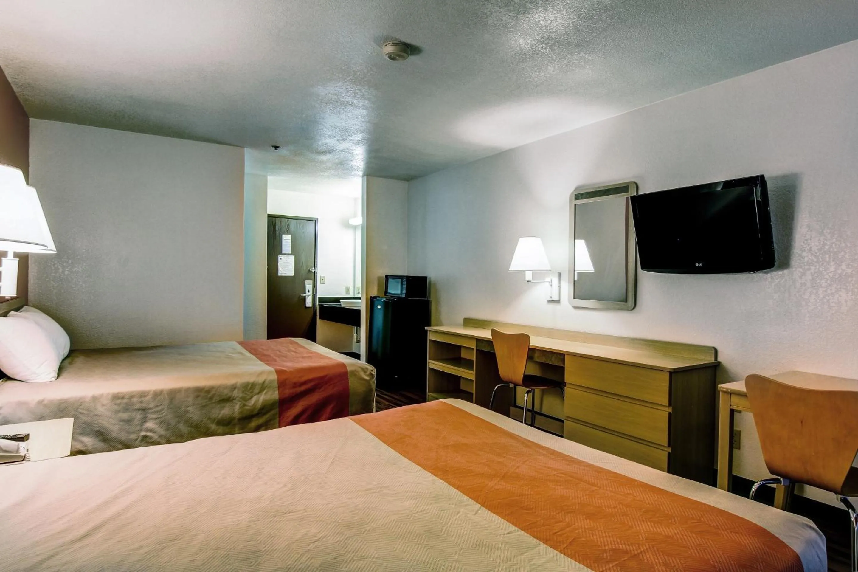 Photo of the whole room, Bed in Motel 6-Columbia, MO - East