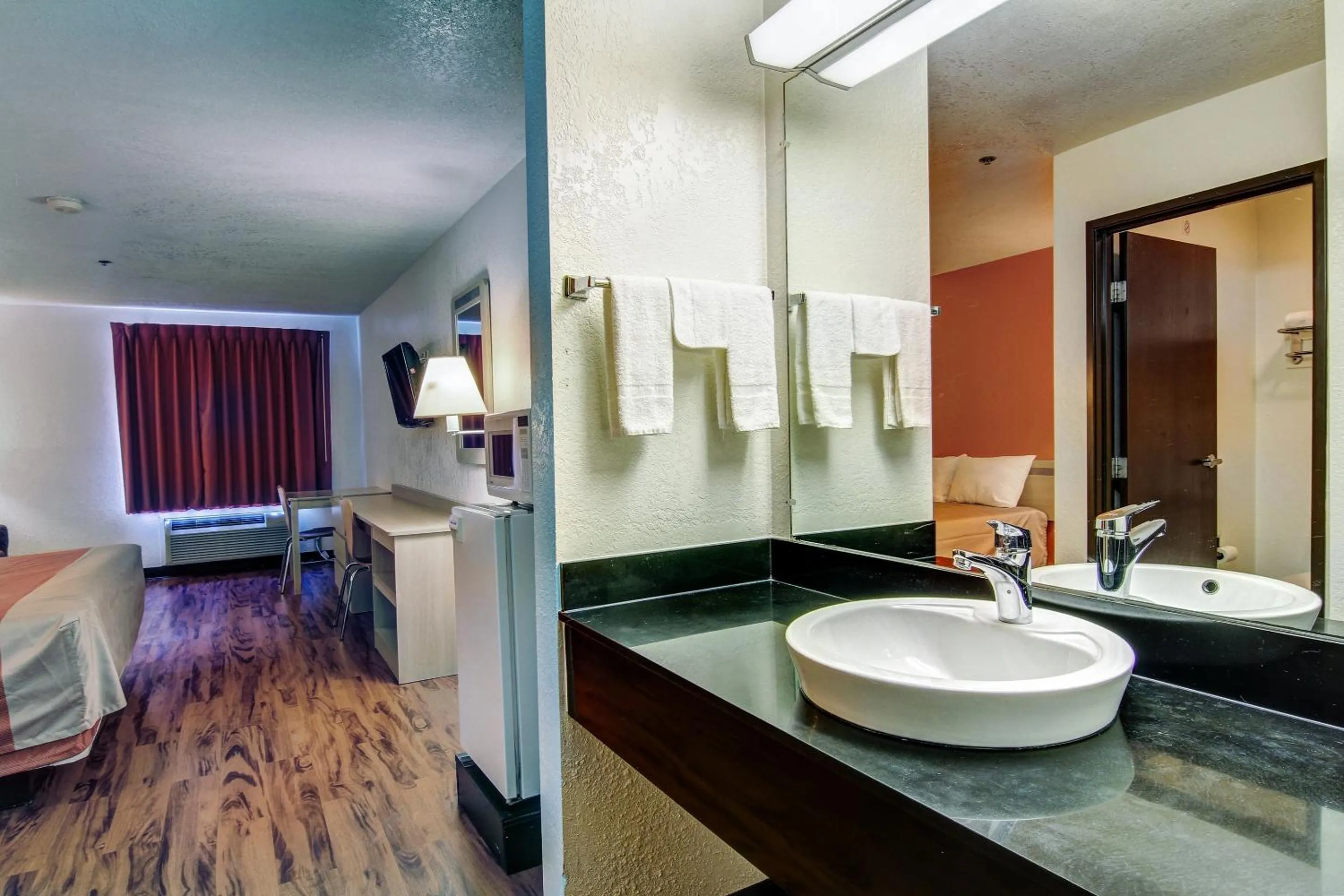 Photo of the whole room, Bed in Motel 6-Columbia, MO - East