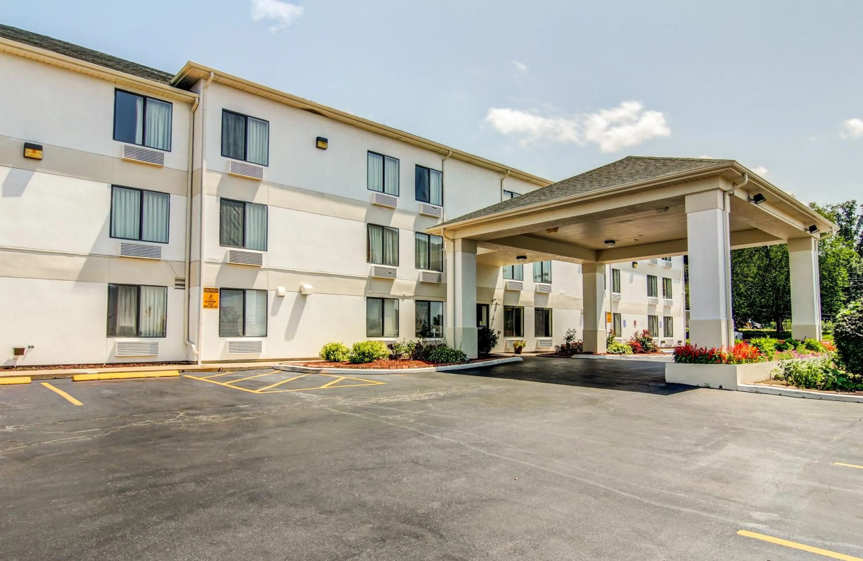 Facade/entrance in Motel 6-Columbia, MO - East