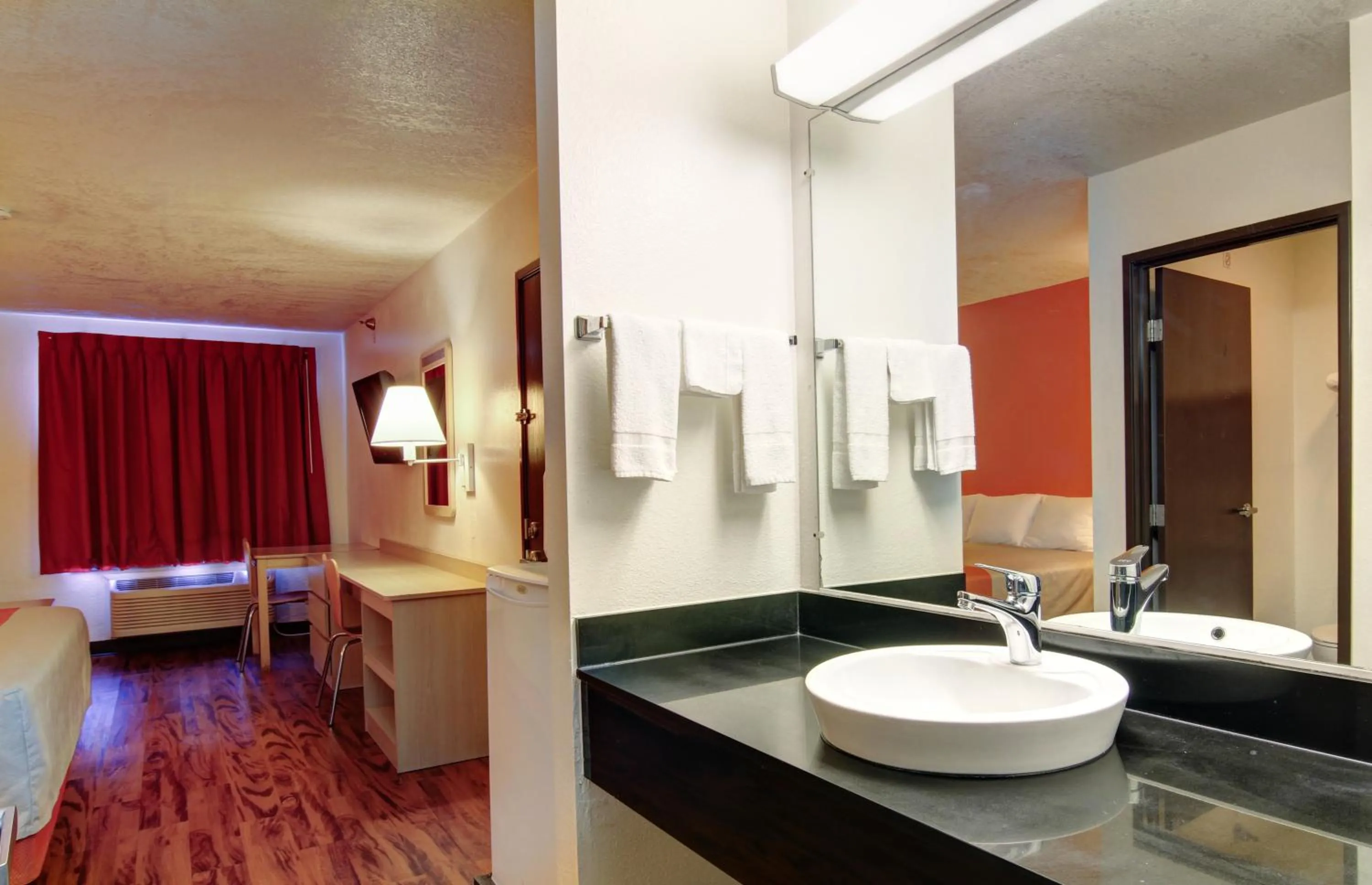 Bathroom, Bed in Motel 6-Columbia, MO - East
