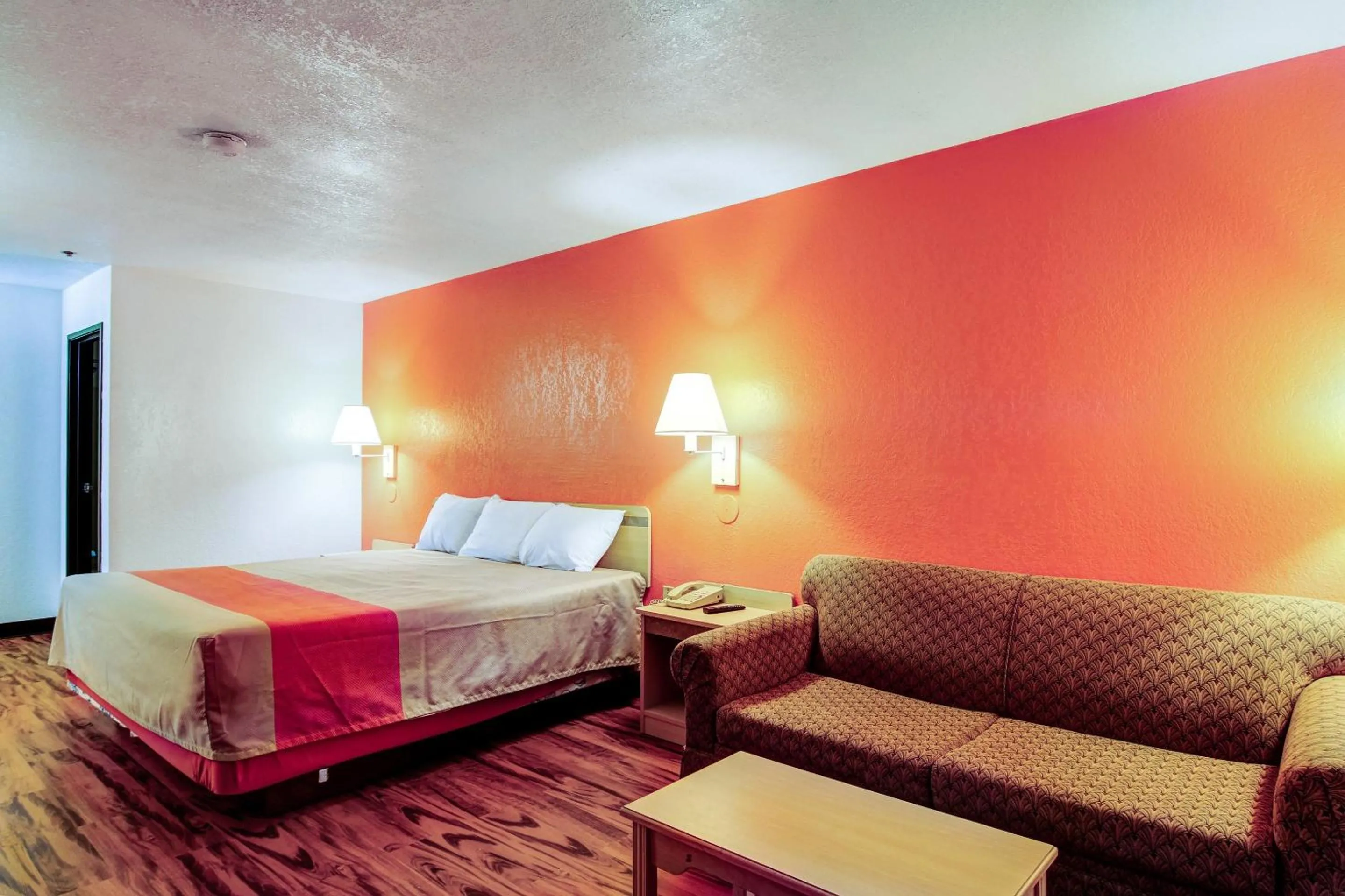 Photo of the whole room, Bed in Motel 6-Columbia, MO - East