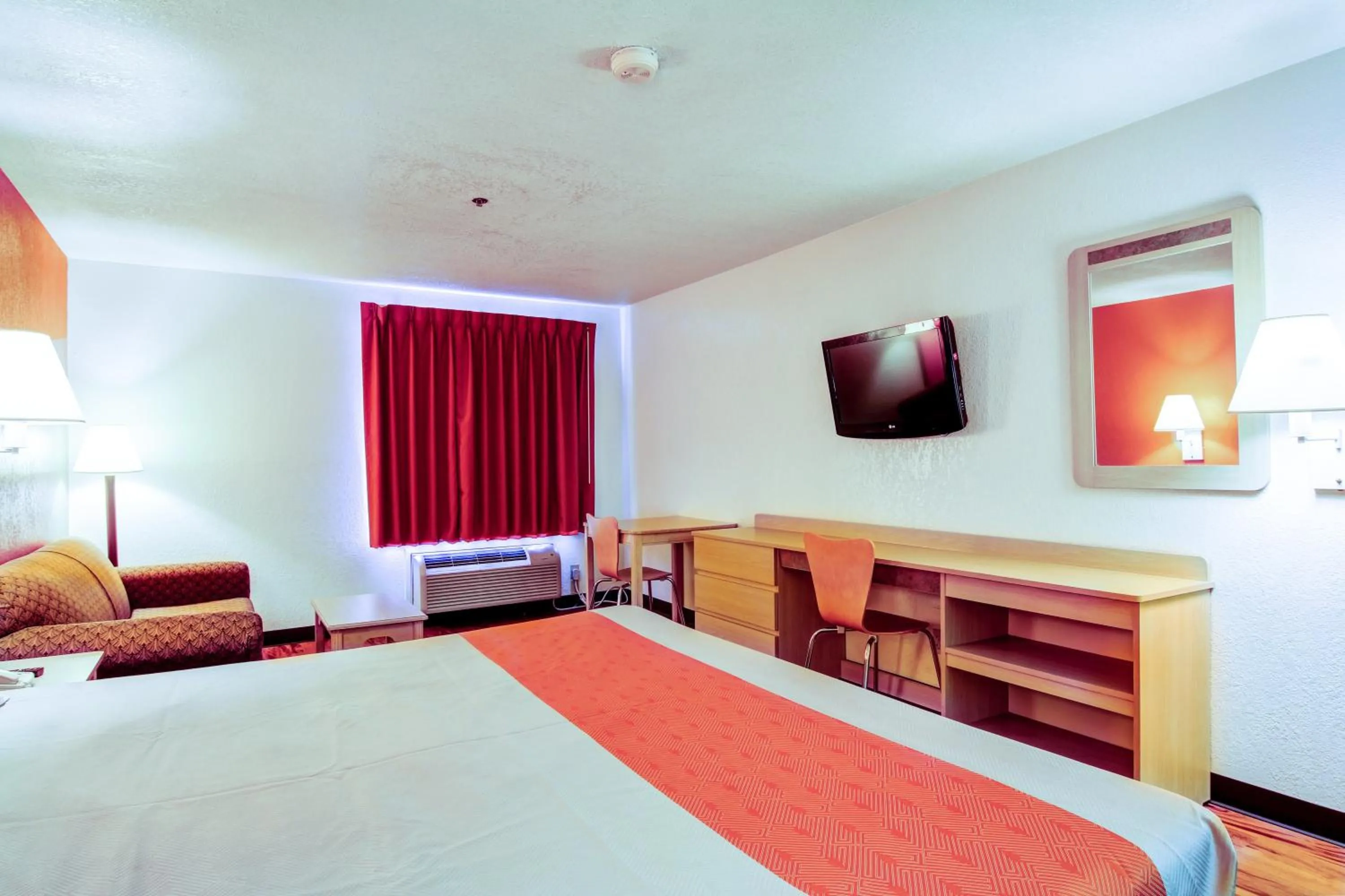 Bedroom, Bed in Motel 6-Columbia, MO - East