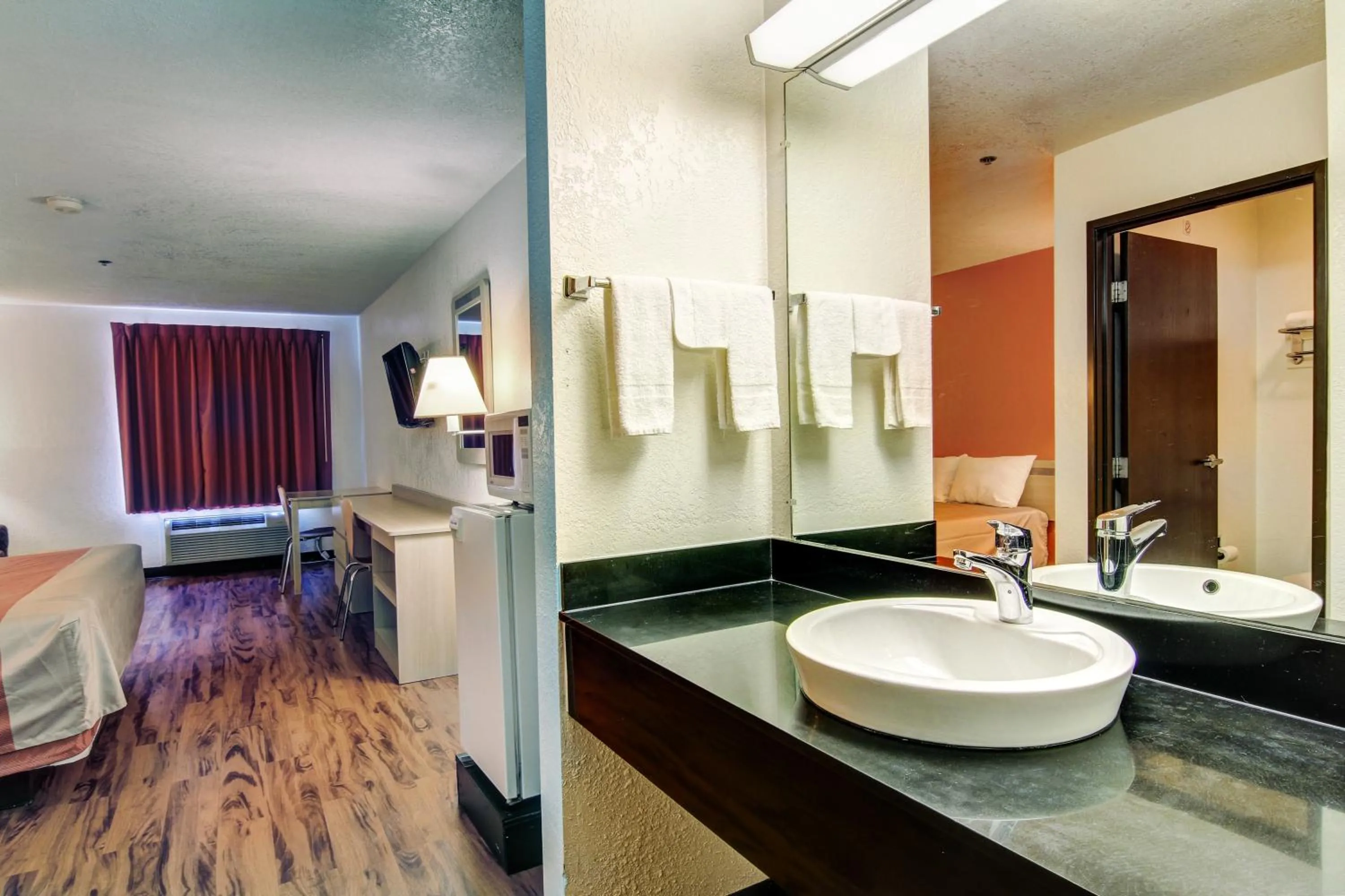 Bathroom, Bed in Motel 6-Columbia, MO - East