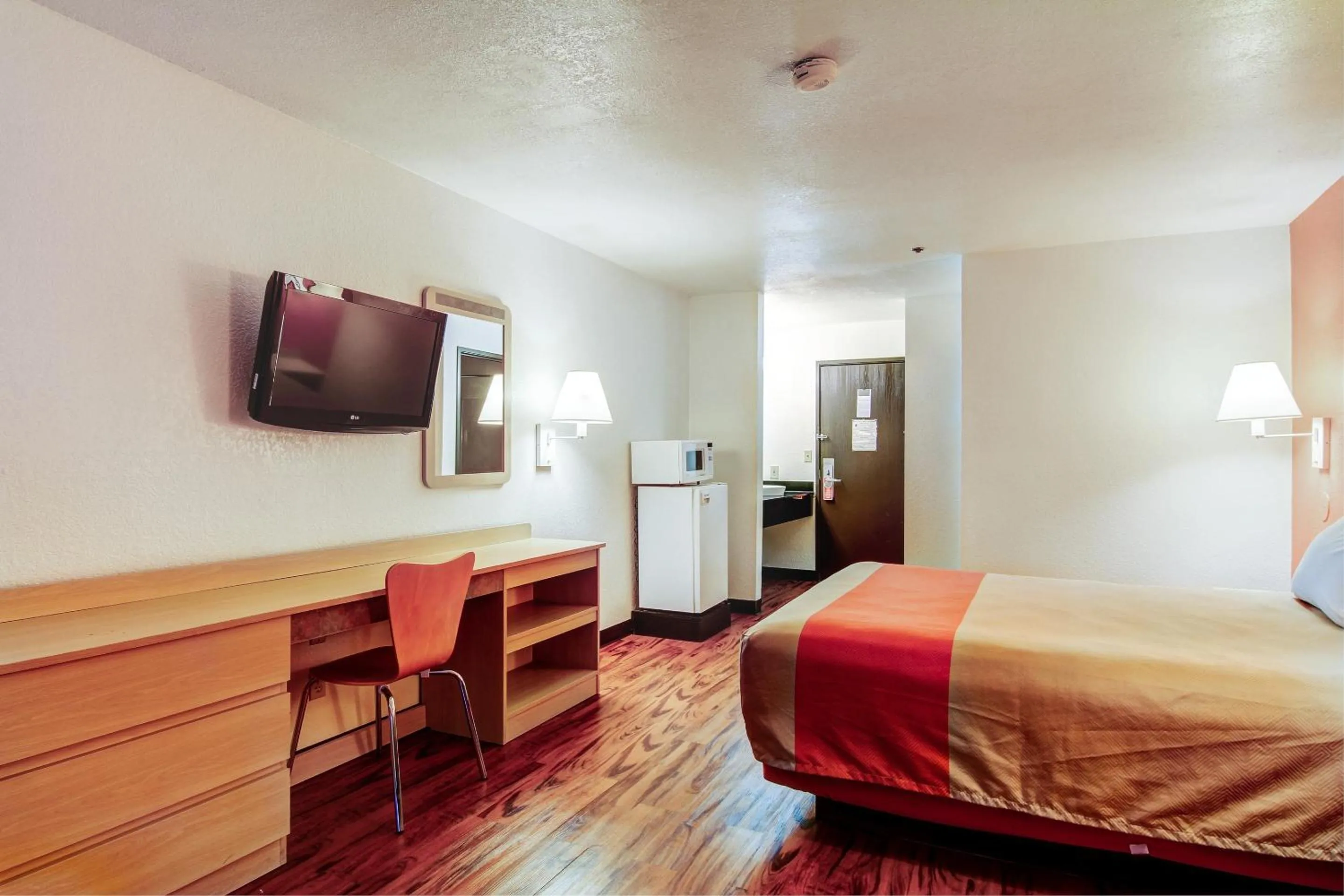 Photo of the whole room, Bed in Motel 6-Columbia, MO - East