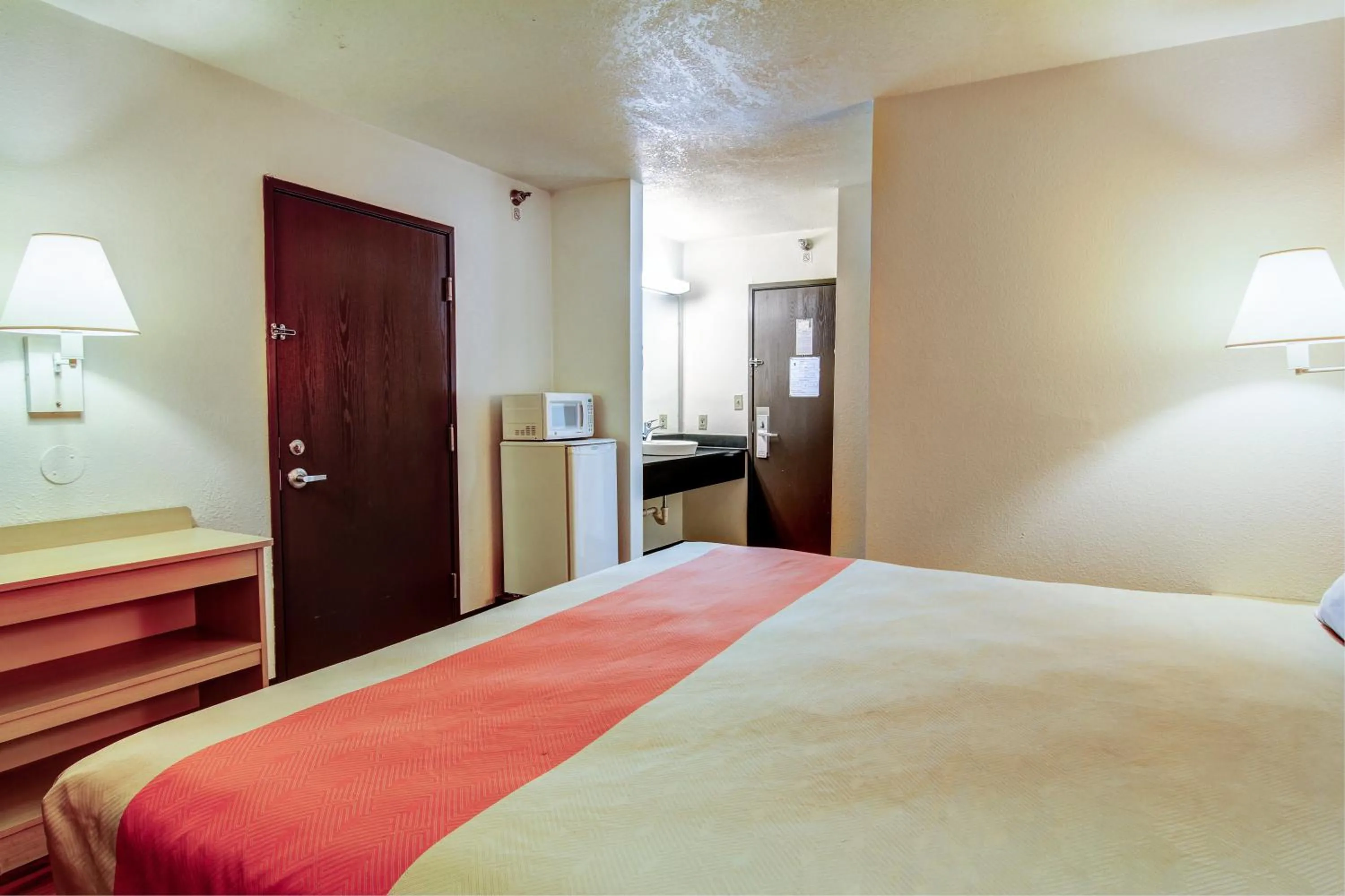 Photo of the whole room, Bed in Motel 6-Columbia, MO - East