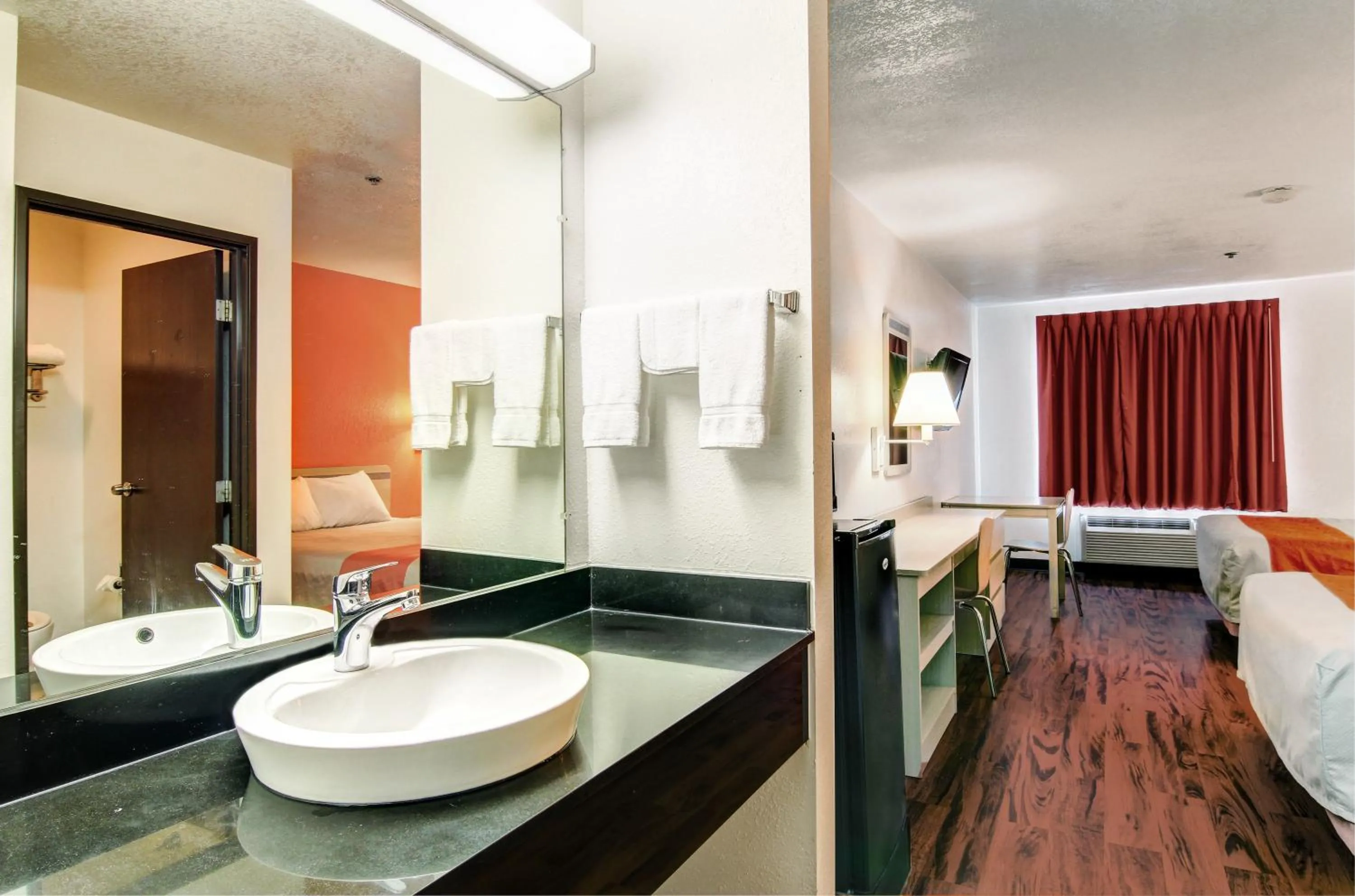 Bathroom, Bed in Motel 6-Columbia, MO - East