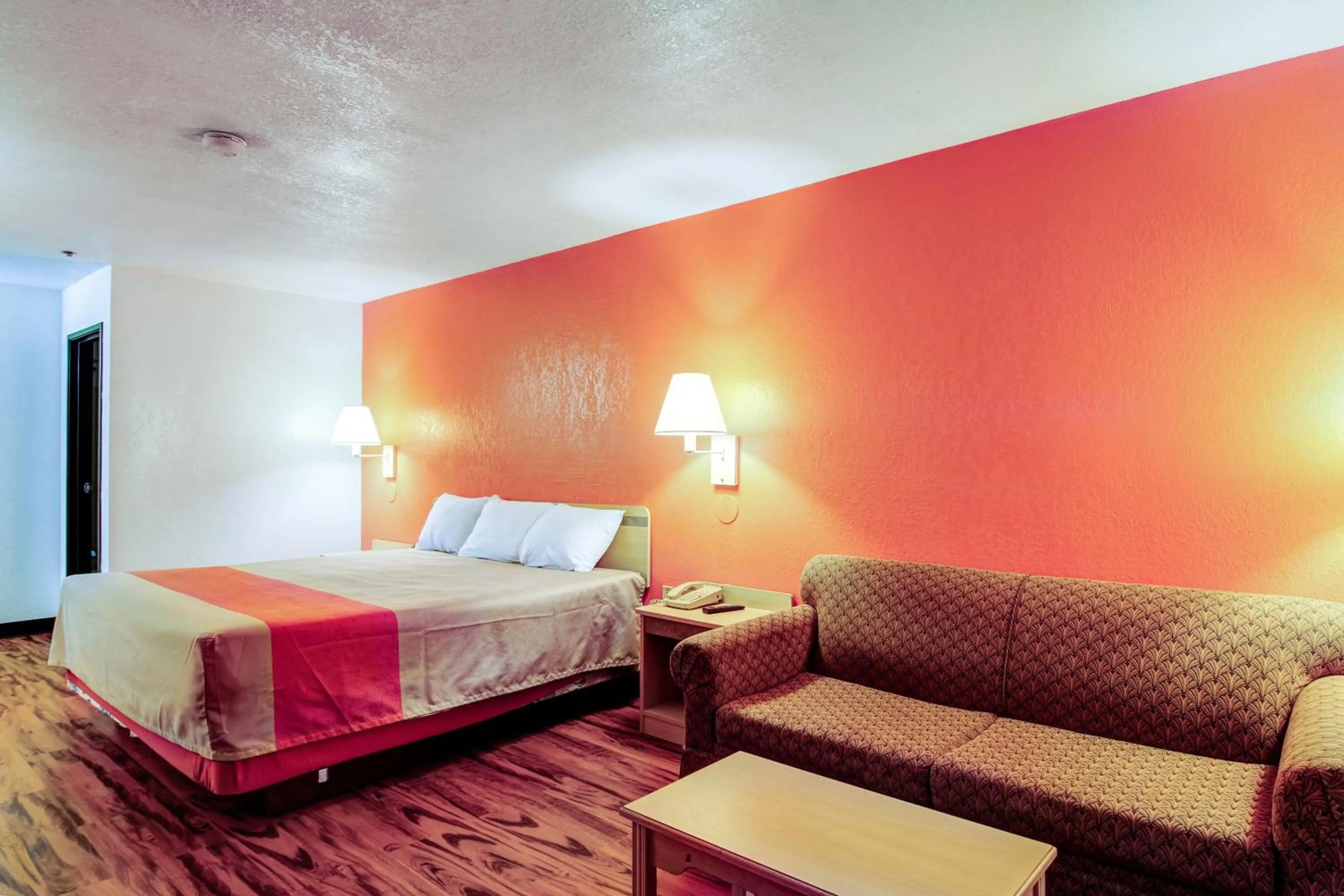 Photo of the whole room, Bed in Motel 6-Columbia, MO - East