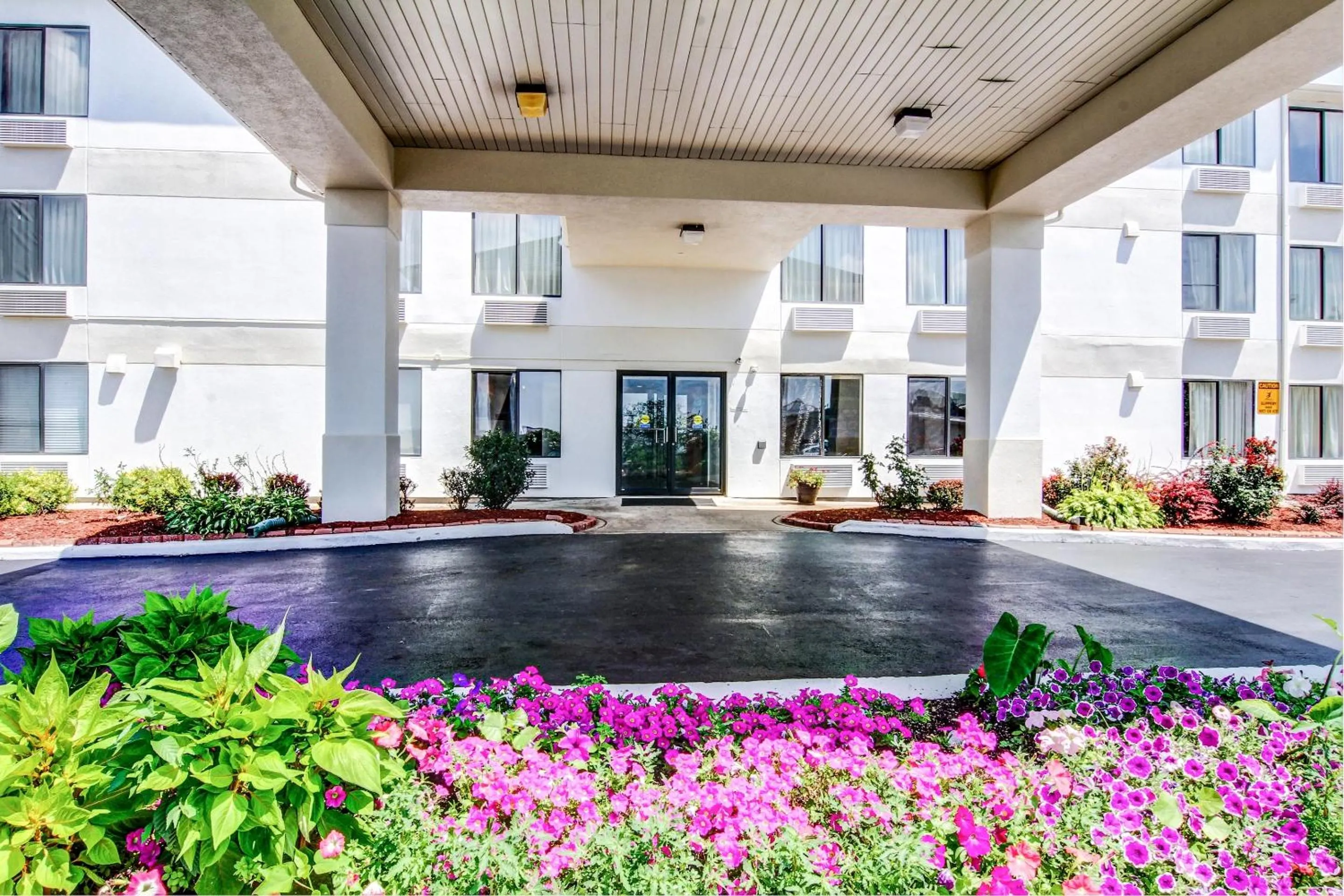 Property building in Motel 6-Columbia, MO - East