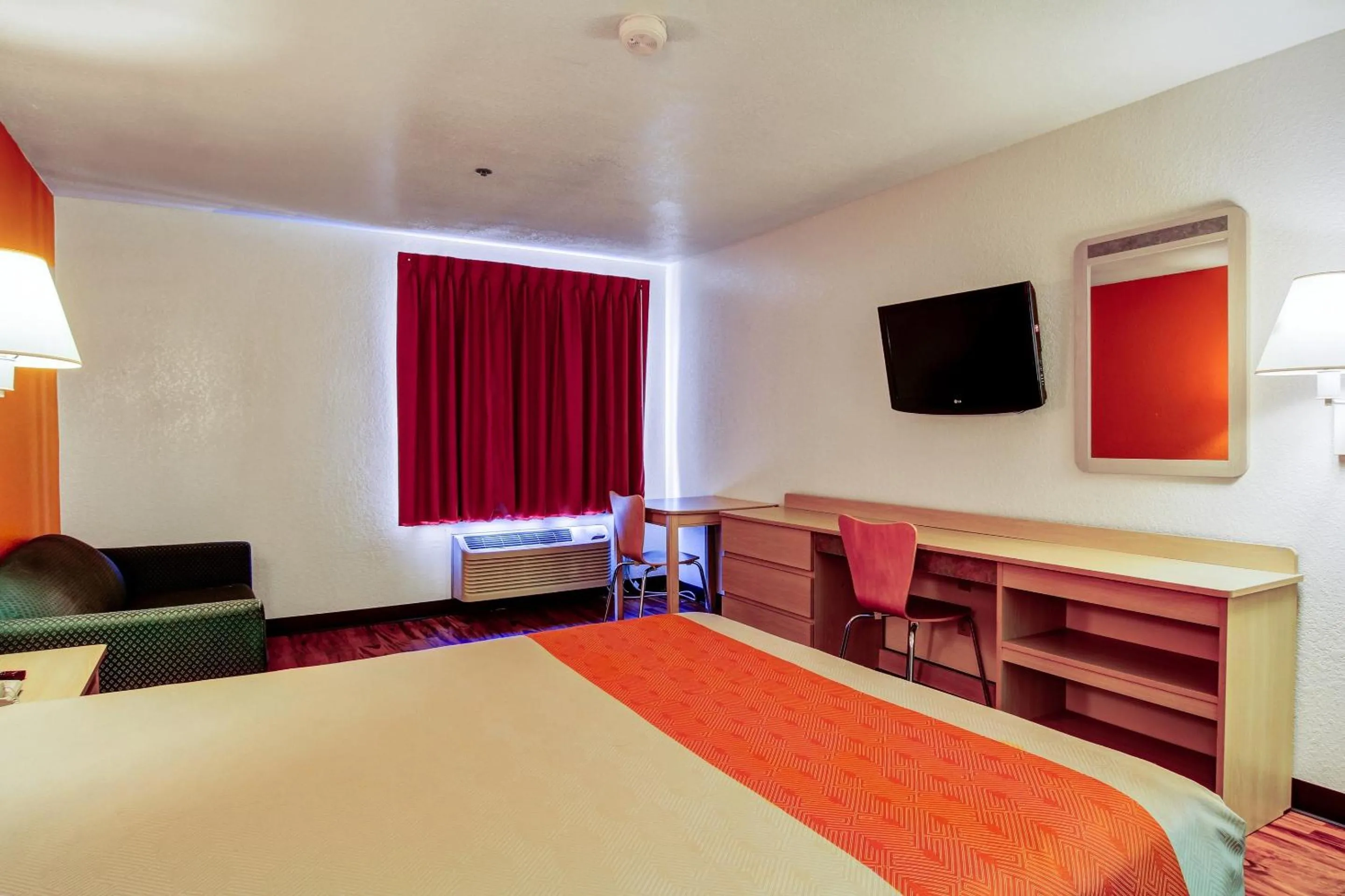 Photo of the whole room, Bed in Motel 6-Columbia, MO - East