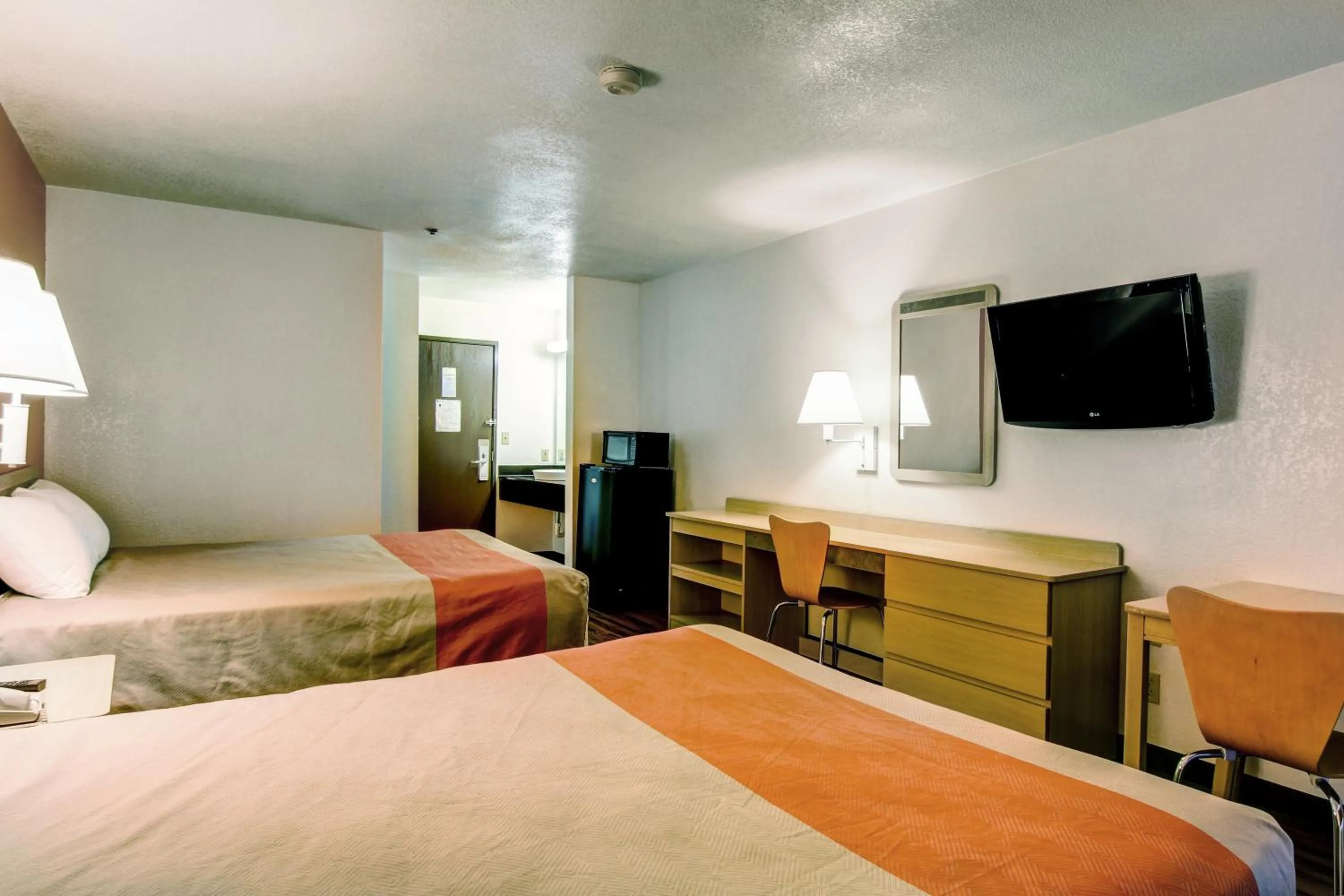 Photo of the whole room, Bed in Motel 6-Columbia, MO - East