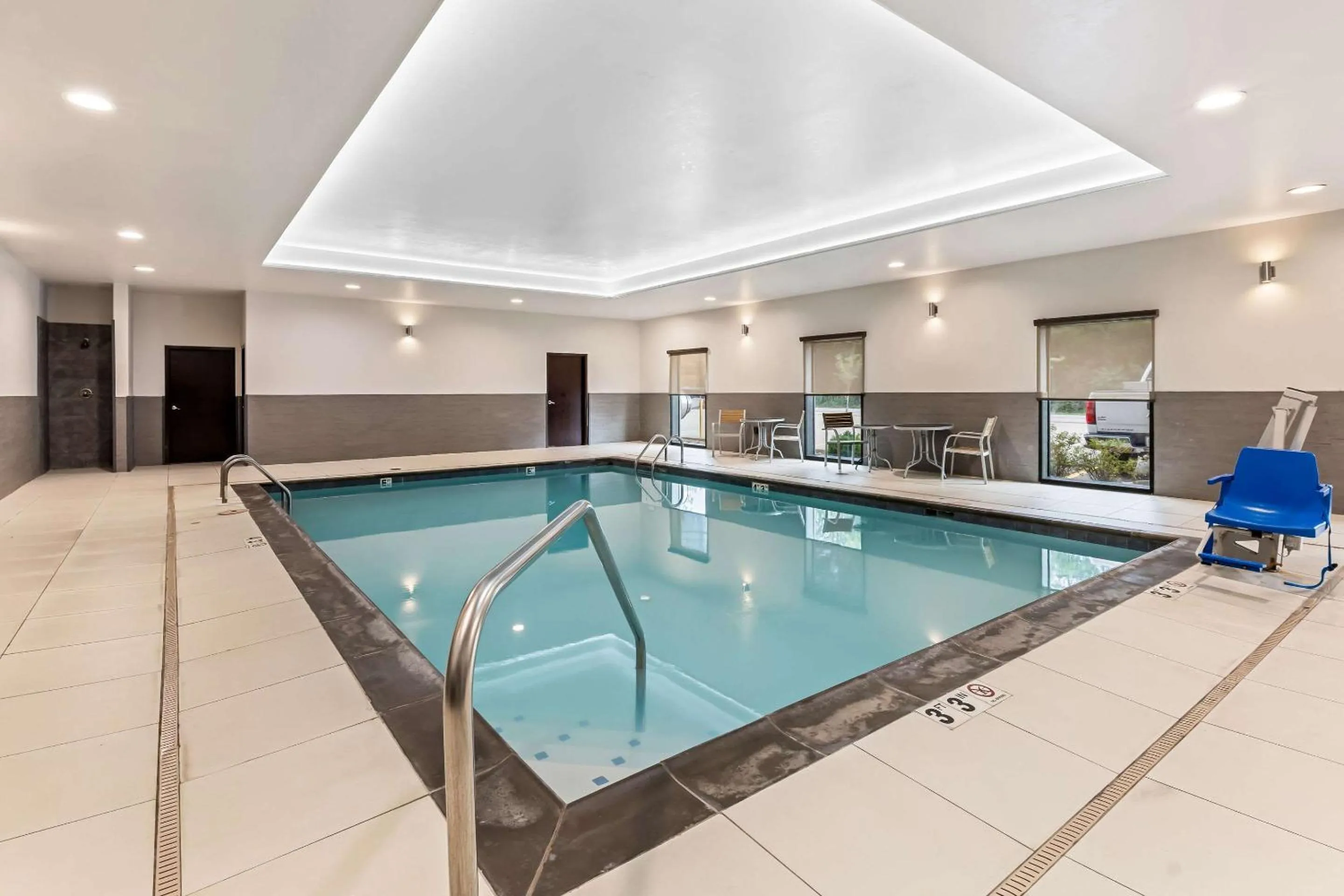 Swimming pool in Comfort Suites Columbia I-65