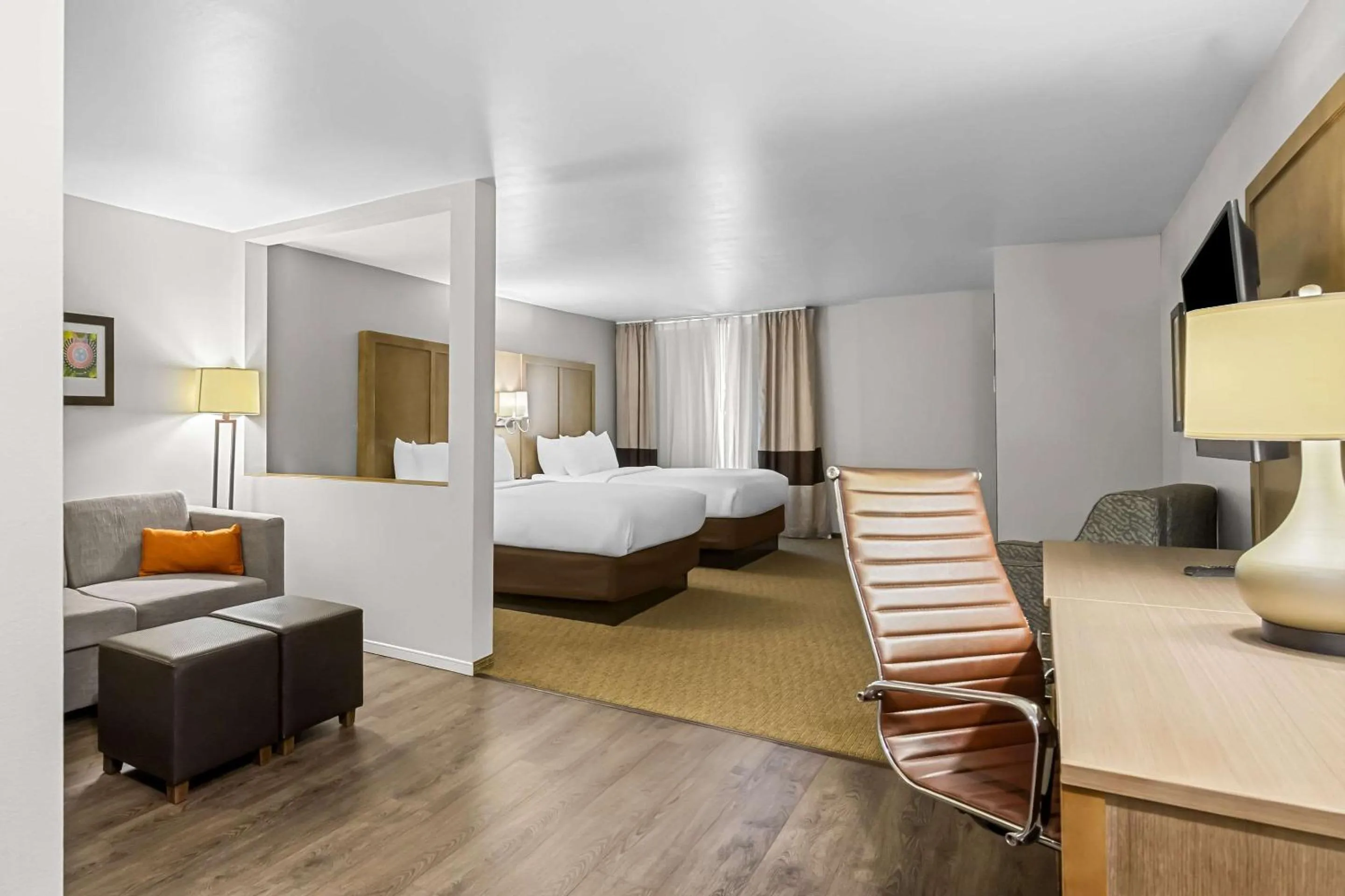 Bedroom, Bed in Comfort Suites Columbia I-65