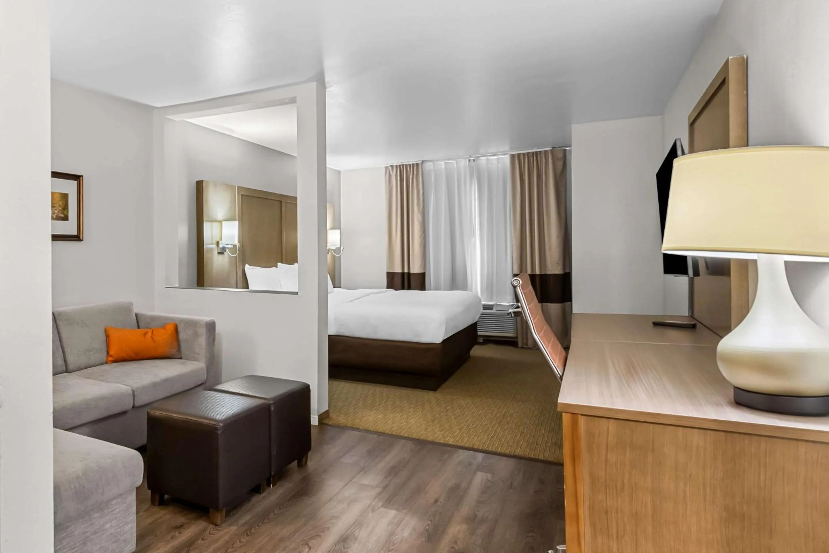 Bedroom, Bed in Comfort Suites Columbia I-65