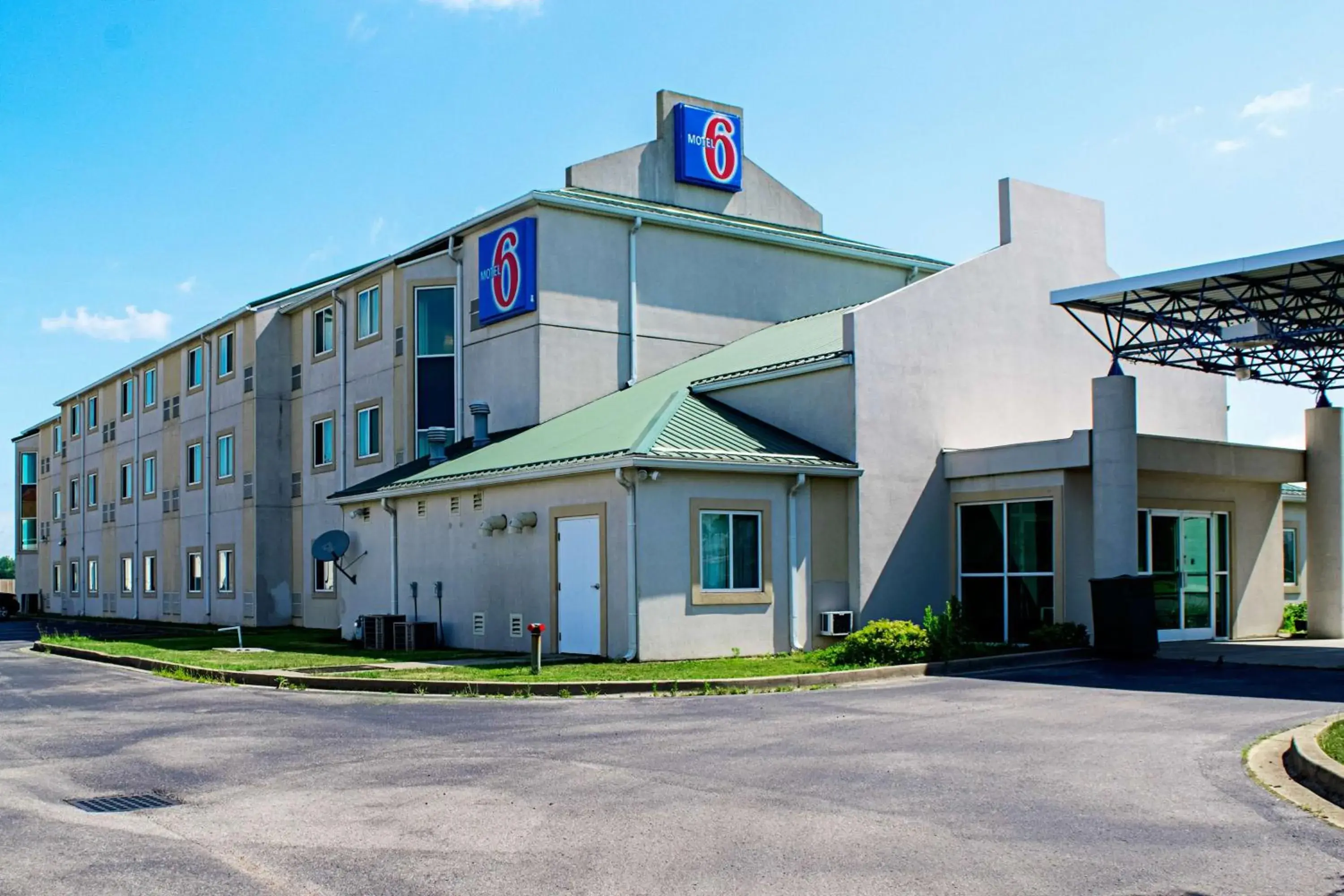 Property building in Motel 6-Seymour, IN - North Property building in Motel 6-Seymour, IN - North