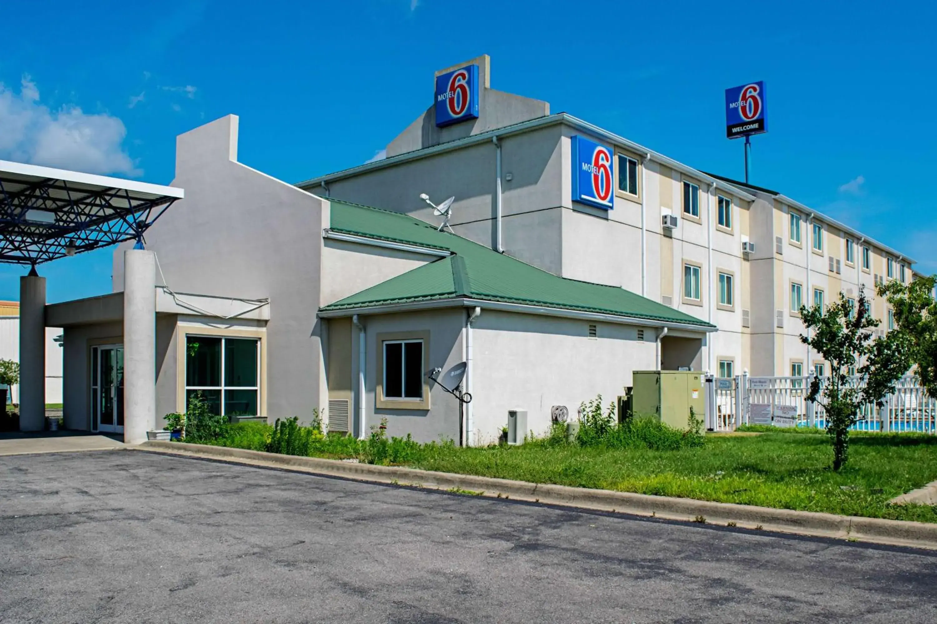 Property building in Motel 6-Seymour, IN - North Property building in Motel 6-Seymour, IN - North