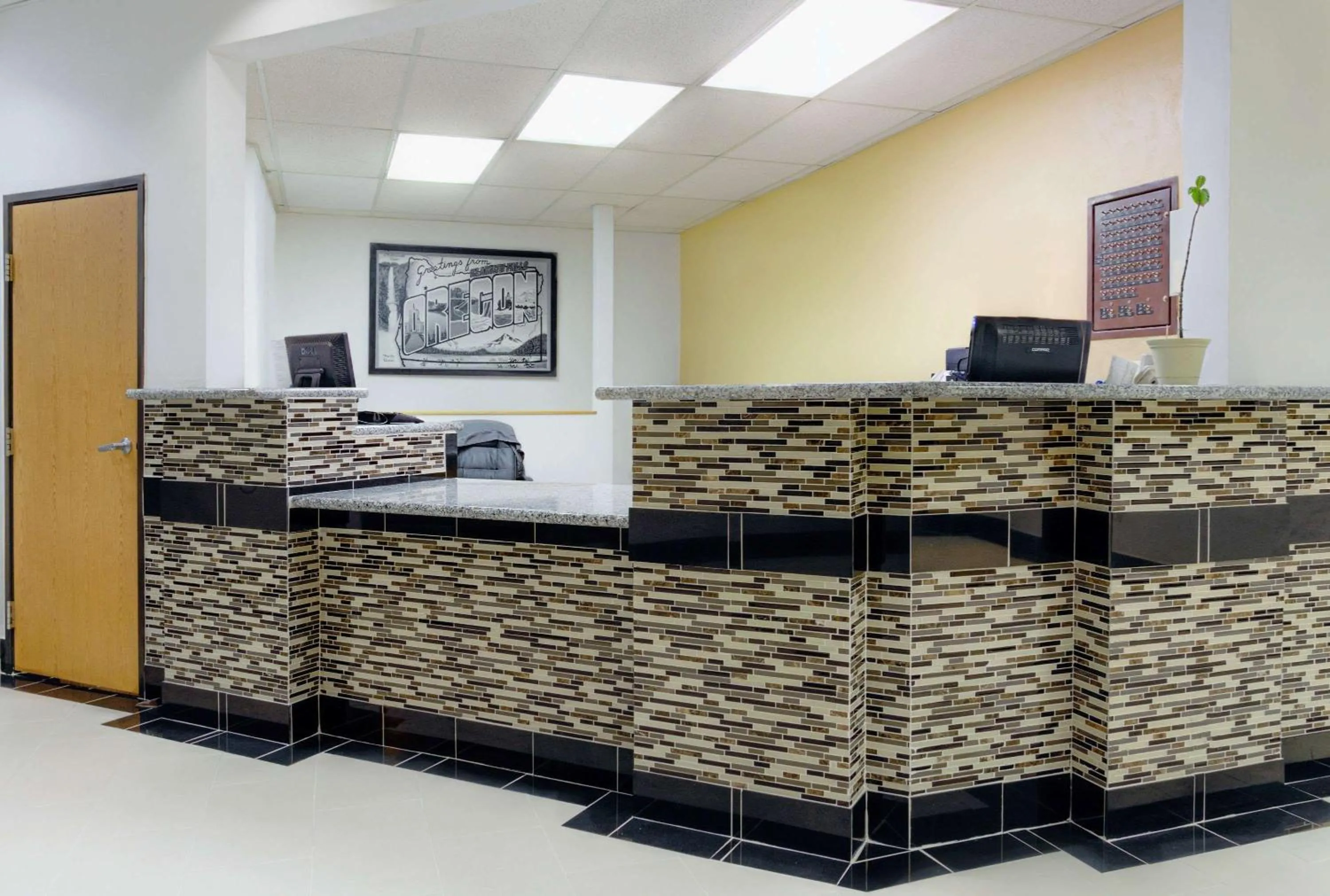 Lobby or reception in Super 8 by Wyndham Klamath Falls