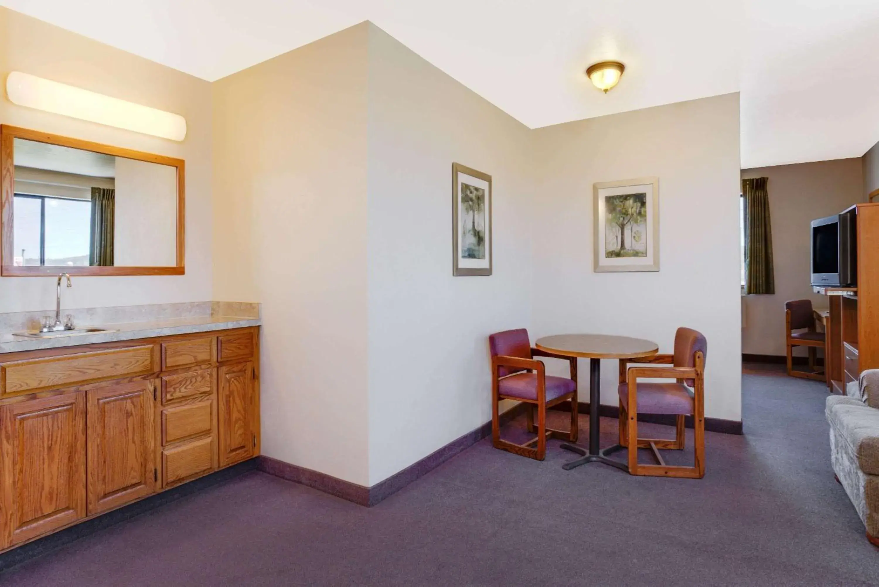 Photo of the whole room in Super 8 by Wyndham Klamath Falls Photo of the whole room in Super 8 by Wyndham Klamath Falls