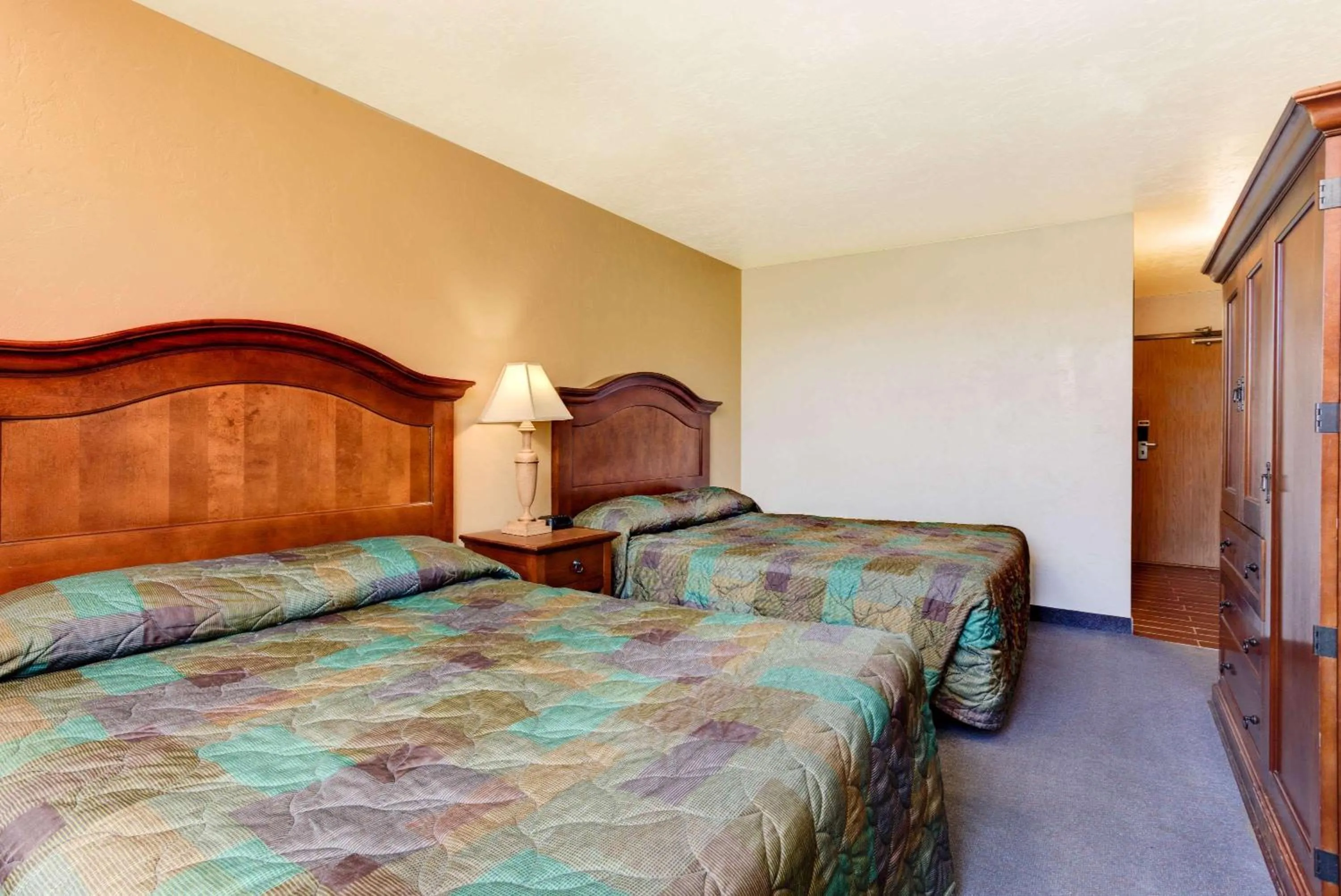 Photo of the whole room, Bed in Super 8 by Wyndham Klamath Falls