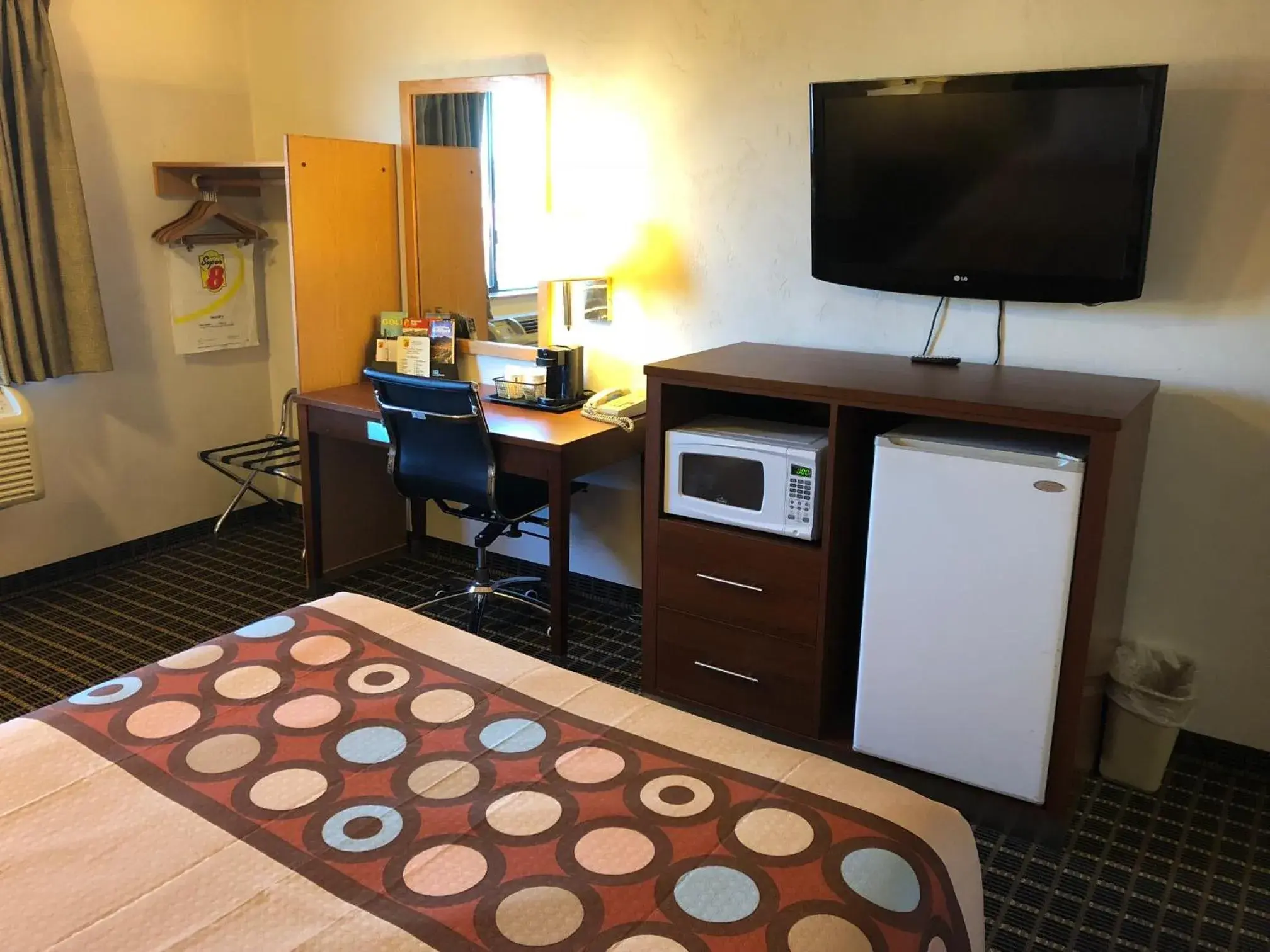 Bedroom, Bed in Super 8 by Wyndham Klamath Falls Bedroom, Bed in Super 8 by Wyndham Klamath Falls