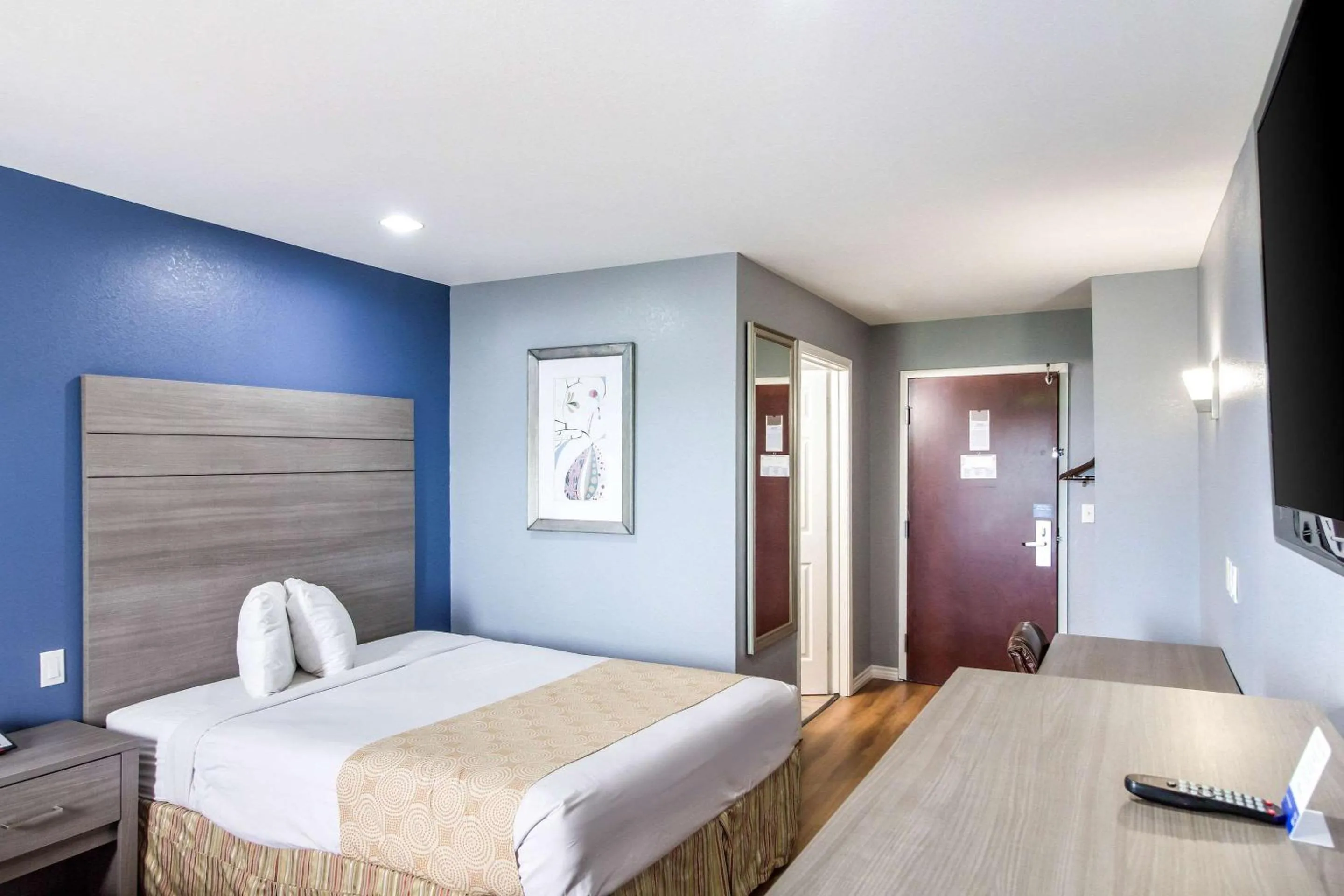 Bedroom in Rodeway Inn & Suites Port Arthur - Groves