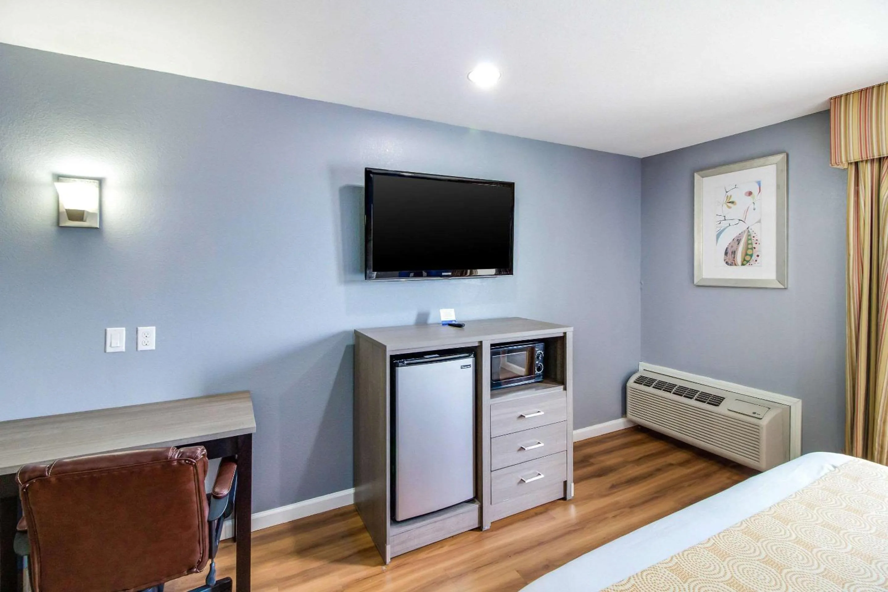 Bedroom in Rodeway Inn & Suites Port Arthur - Groves