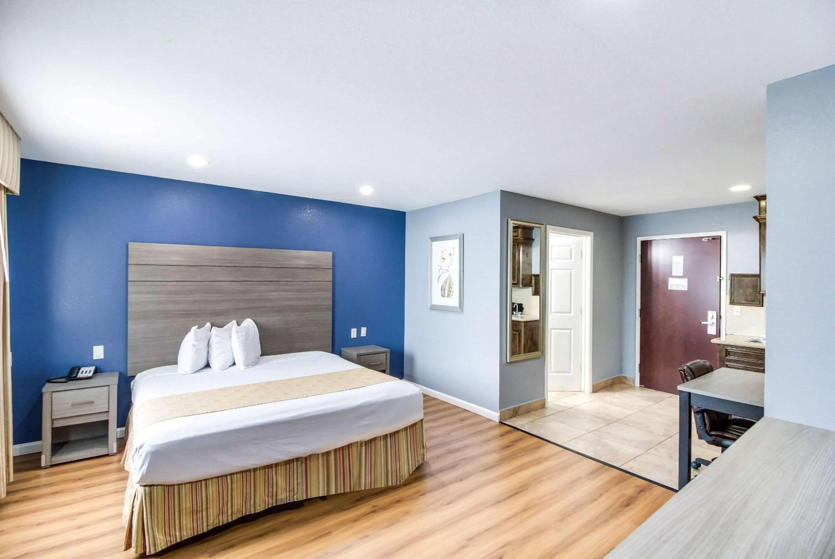 Bedroom in Rodeway Inn & Suites Port Arthur - Groves