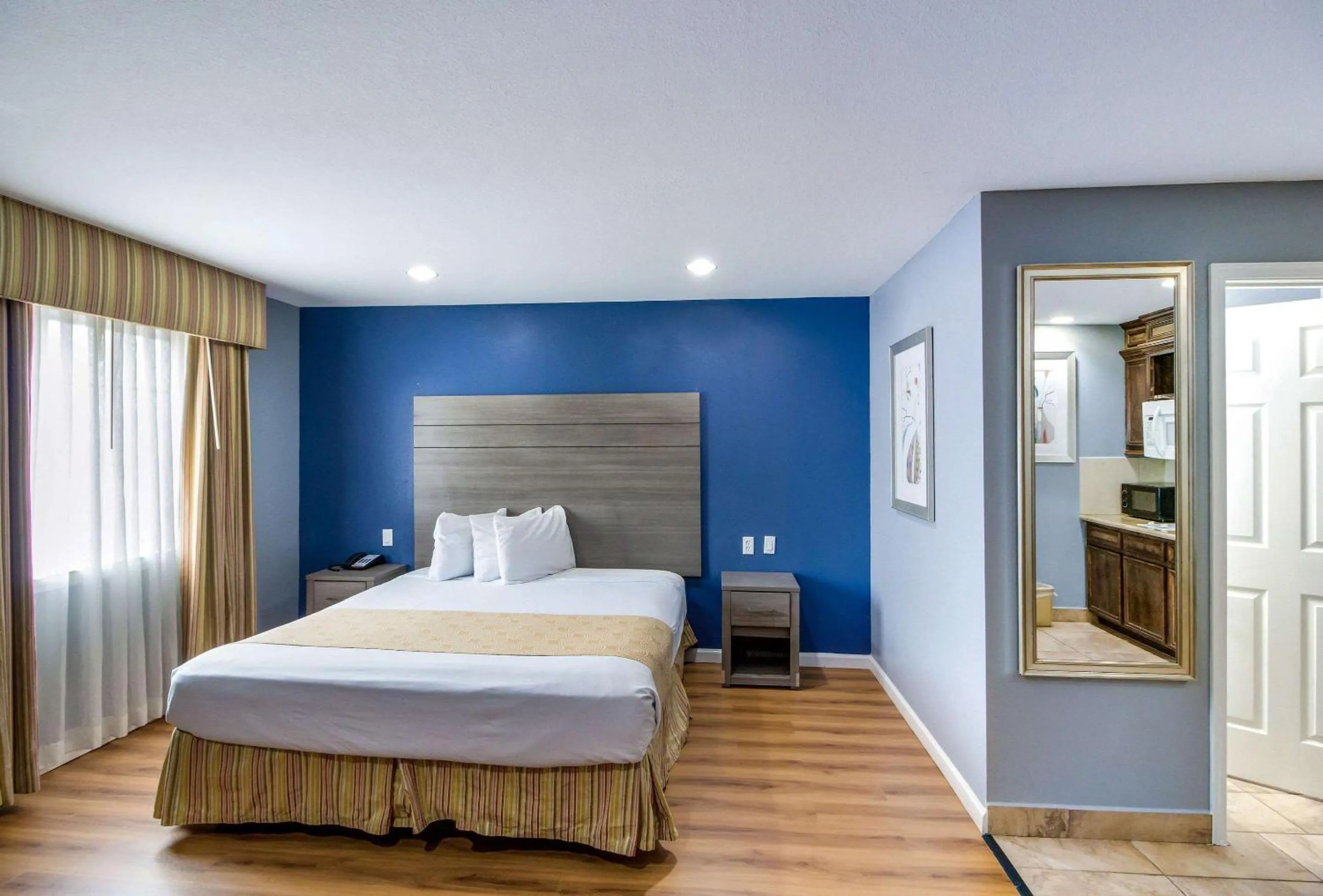 Bedroom in Rodeway Inn & Suites Port Arthur - Groves