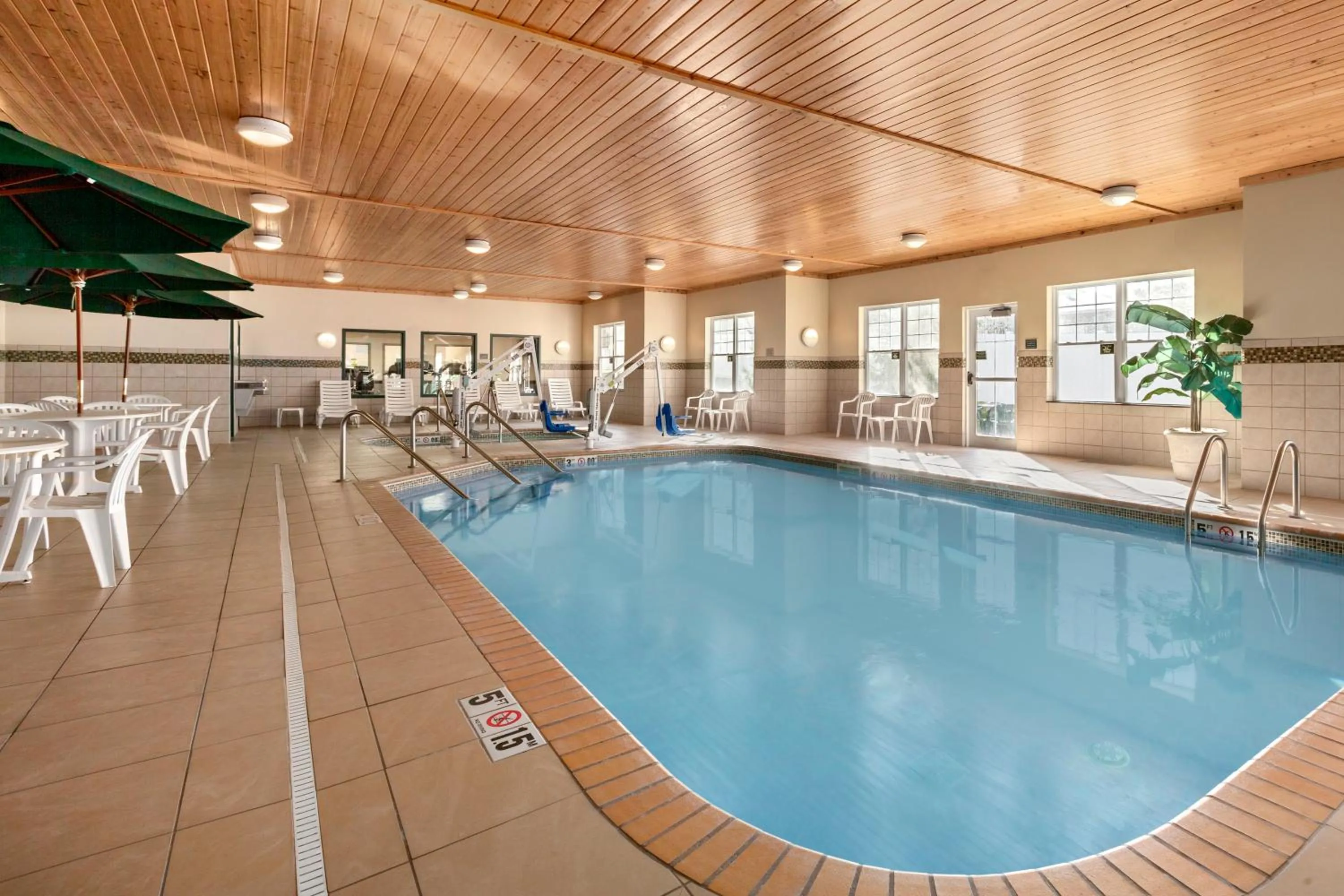 Swimming pool in Country Inn & Suites by Radisson, Red Wing, MN