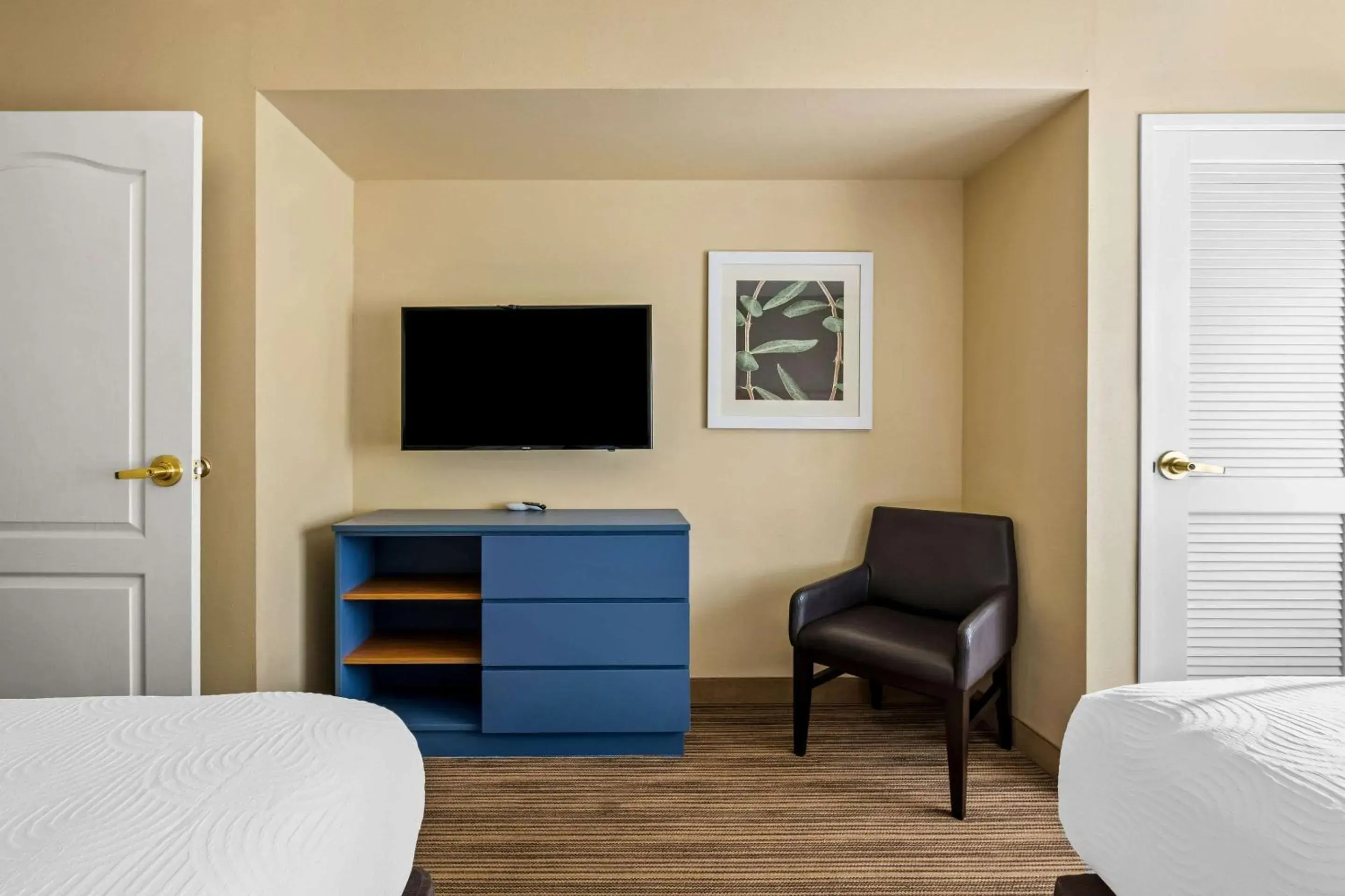 Bedroom, Bed in Country Inn & Suites by Radisson, Red Wing, MN Bedroom, Bed in Country Inn & Suites by Radisson, Red Wing, MN